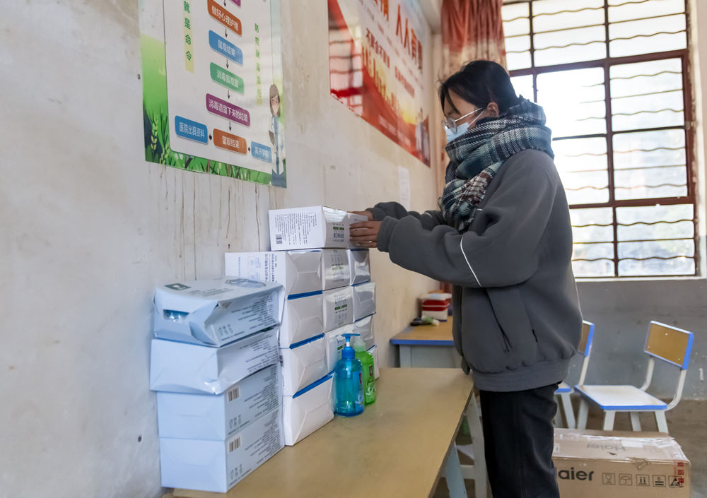 云南宁蒗震中:多措并举备开学(来源 新华视界)