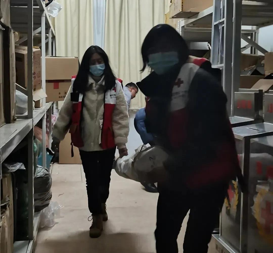 第二批救灾物资已发往宁蒗地震灾区(红十字会供图)