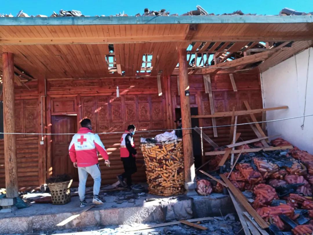 第二批救灾物资已发往宁蒗地震灾区(红十字会供图)