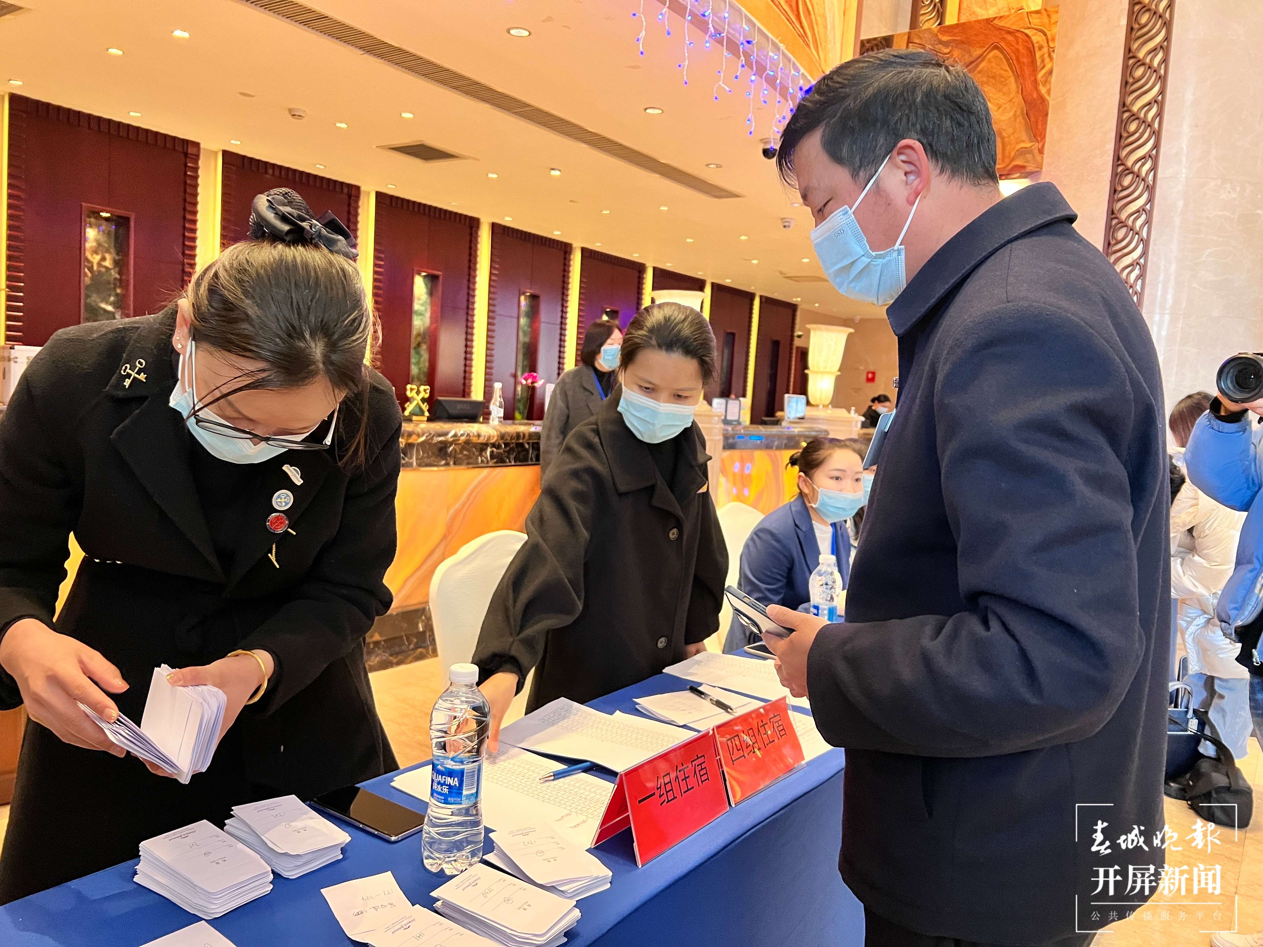 市政协委员陆续报到，昆明进入2022年“两会时间”（开屏新闻记者摄）