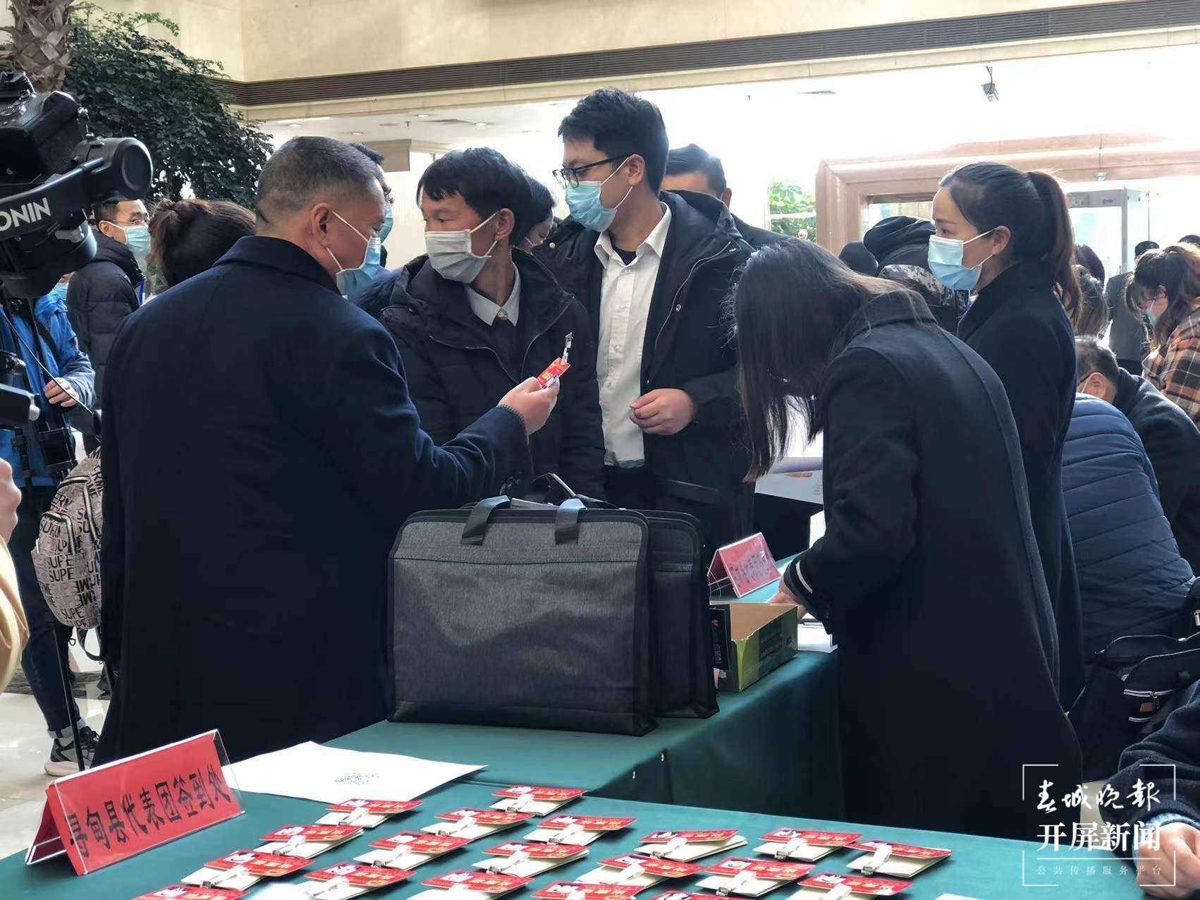 为民“代言” 昆明市人大代表携民意报到（开屏新闻记者摄）