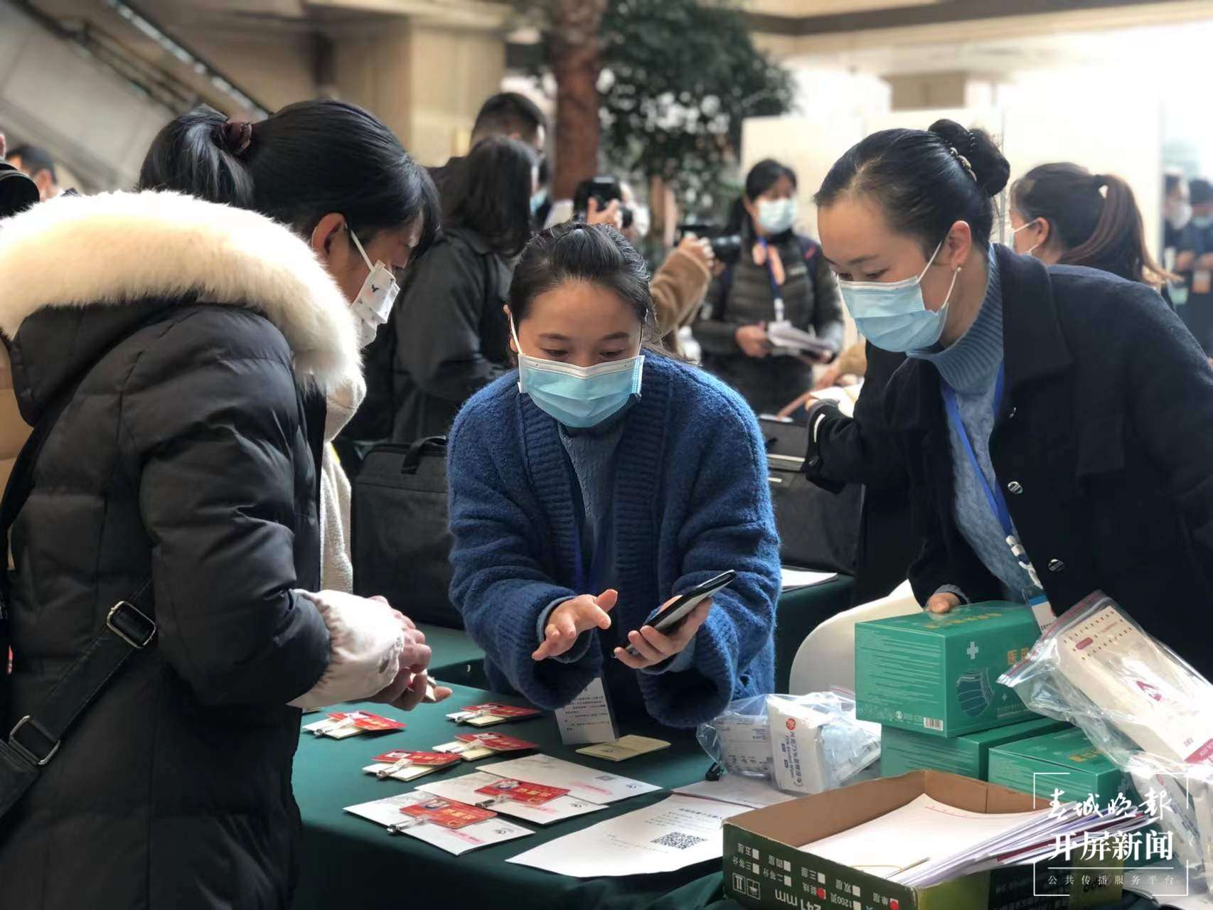 为民“代言” 昆明市人大代表携民意报到（开屏新闻记者摄）