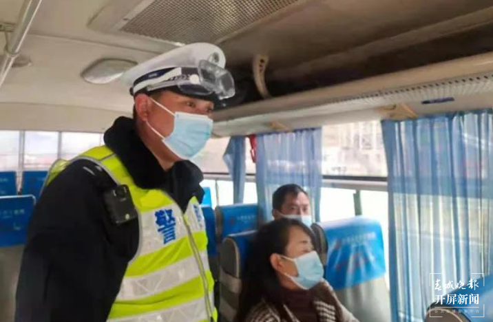 “双警”家庭的春节，有一种浪漫叫“你坚守在路的这一头，我坚守那一头”  供图 