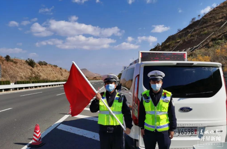 “双警”家庭的春节，有一种浪漫叫“你坚守在路的这一头，我坚守那一头”  供图 