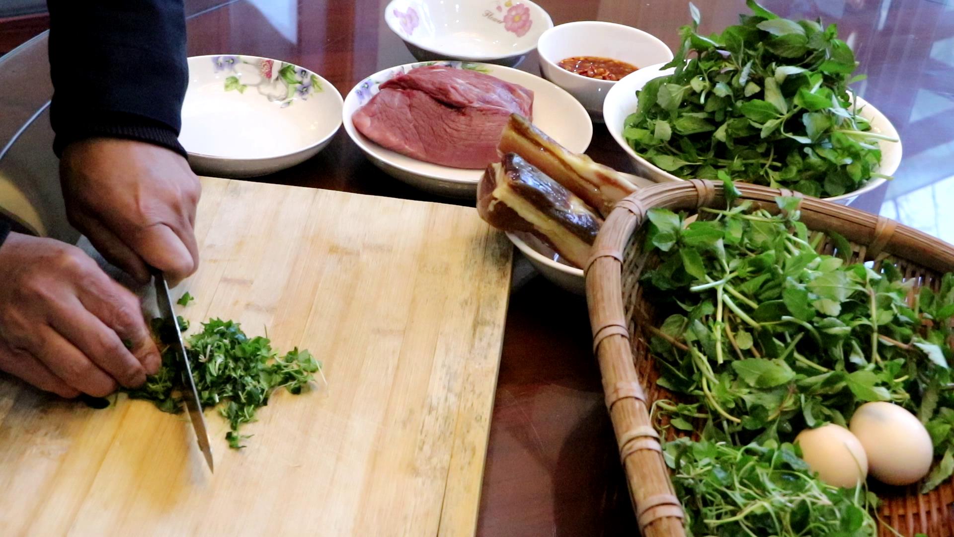 【吃“春”正当时】施甸：香菜（开屏新闻记者 崔敏 通讯员 杨丽娟 摄）