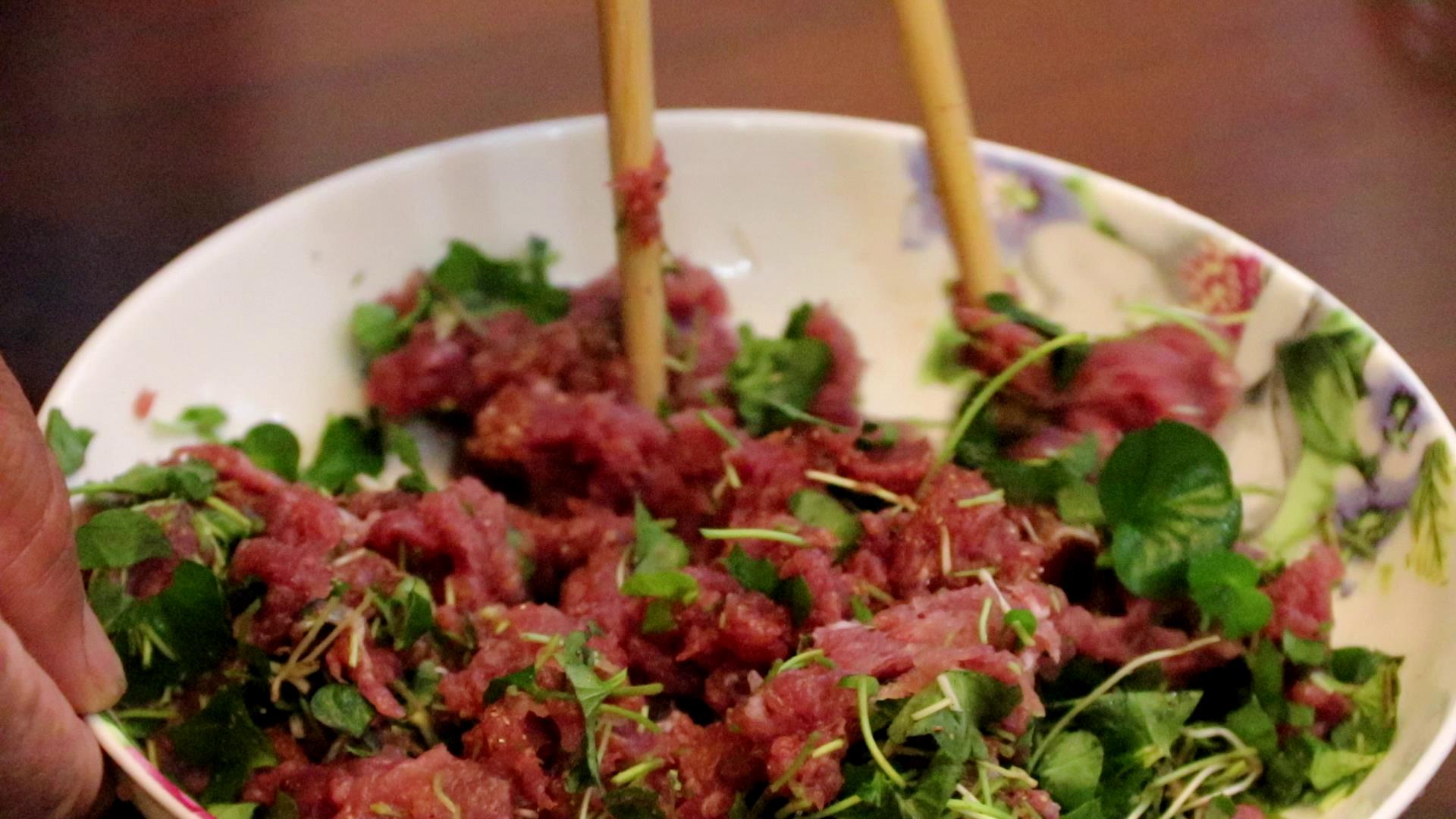 【吃“春”正当时】施甸：香菜（开屏新闻记者 崔敏 通讯员 杨丽娟 摄）