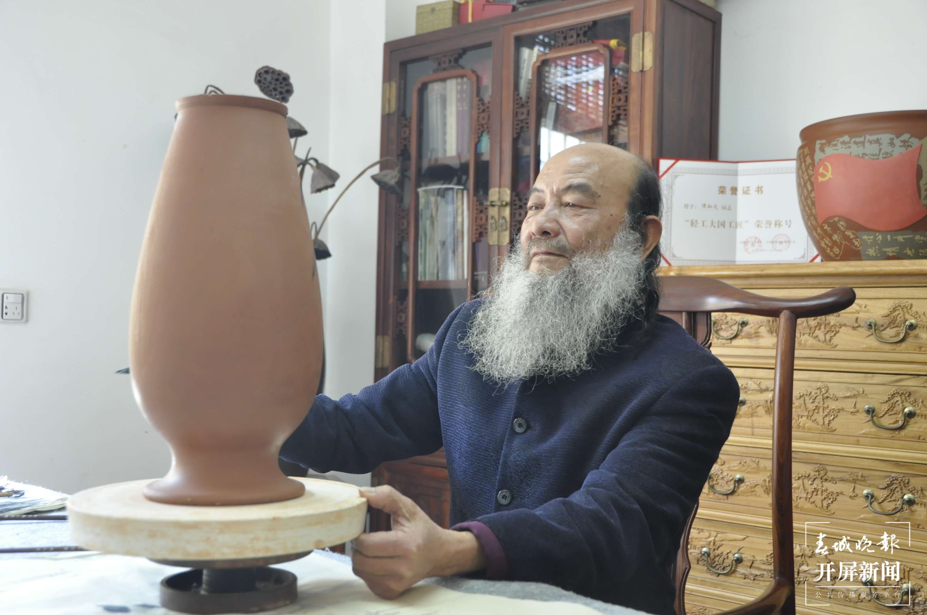 【最美乡愁话建水】谭知凡：阴刻阳填道坚守 梅兰竹菊话人生