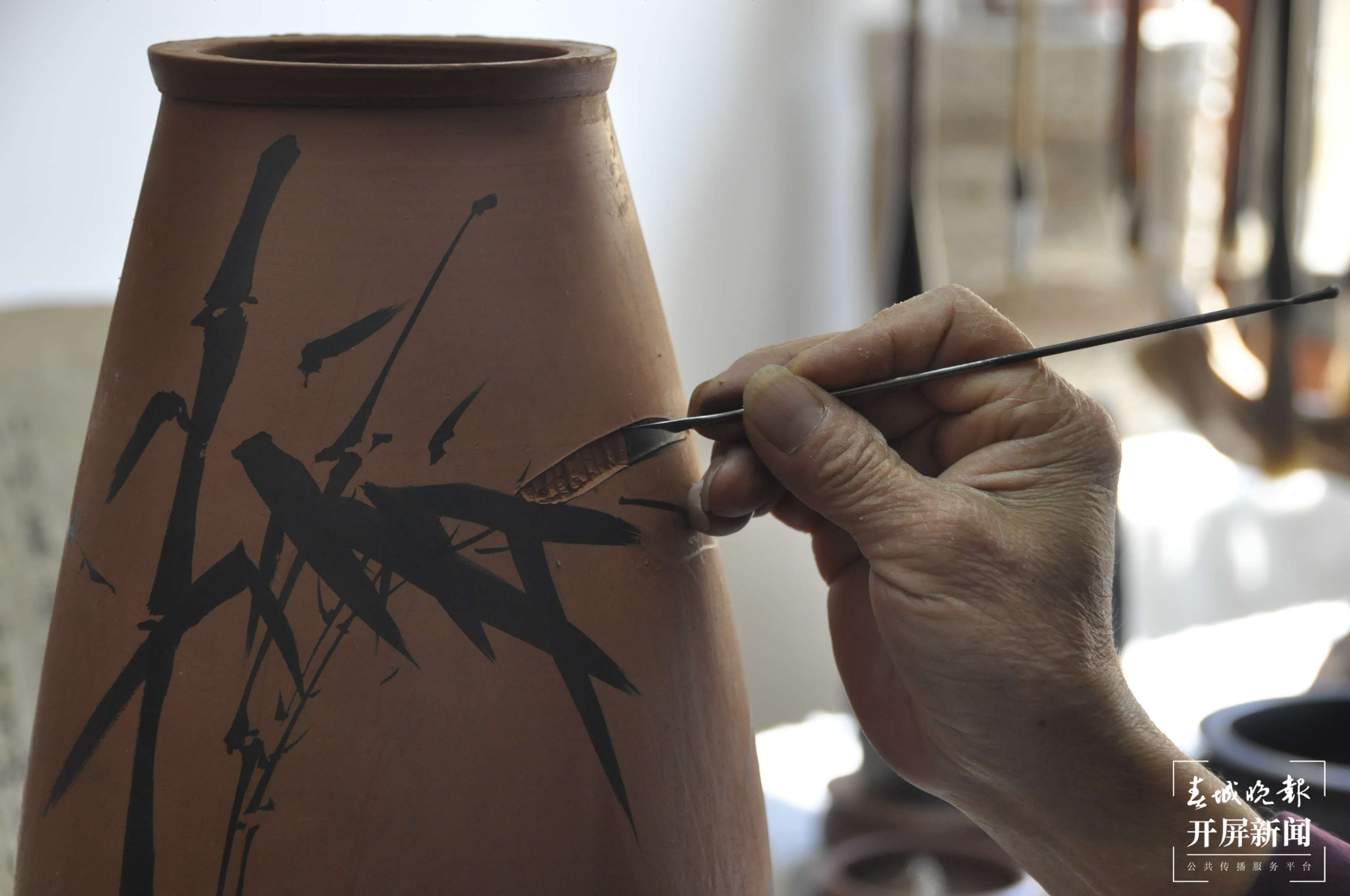 【最美乡愁话建水】谭知凡：阴刻阳填道坚守 梅兰竹菊话人生