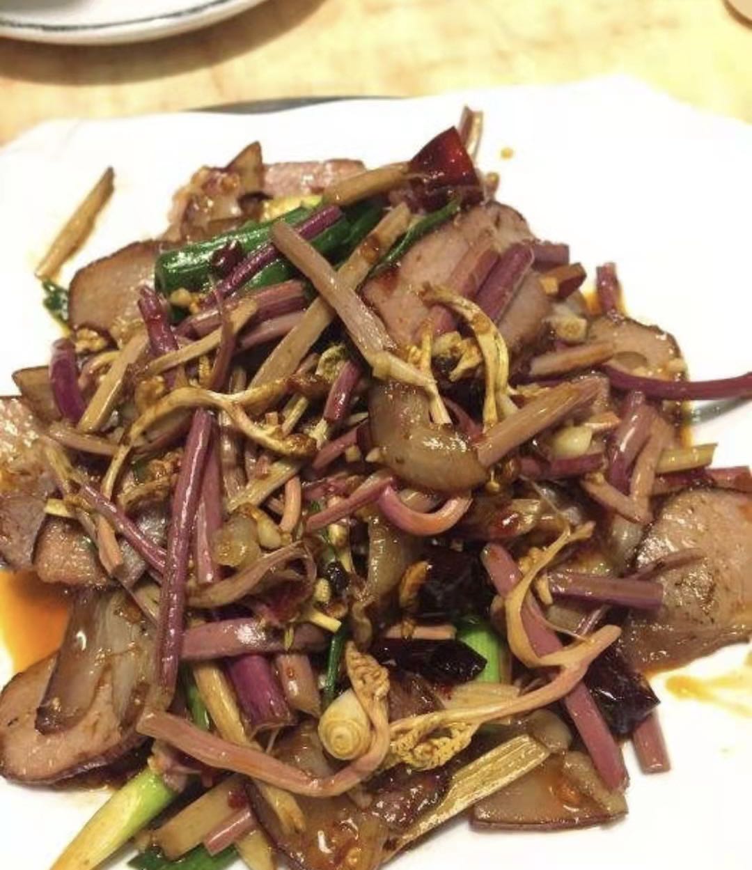 春日来腾冲撷一把清香的野菜 给你满口春天的味道！（崔敏 通讯员 邵宗成 寸待美 陈萍 摄）