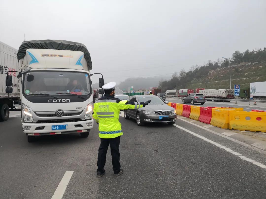 昆明下雪了，这些路段易结冰起雾！有你常走的吗？（警方供图）