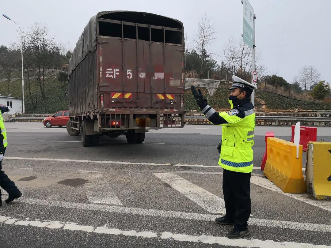 昆明下雪了，这些路段易结冰起雾！有你常走的吗？（警方供图）