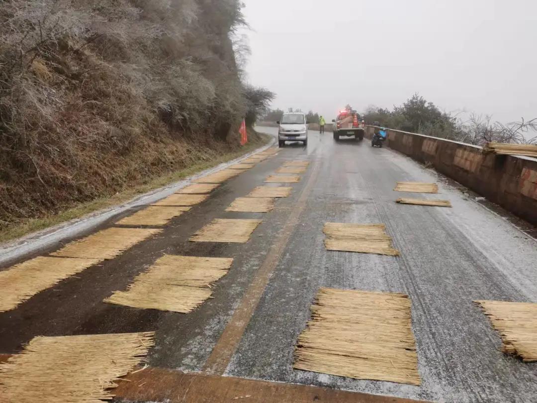 昆明下雪了，这些路段易结冰起雾！有你常走的吗？（警方供图）