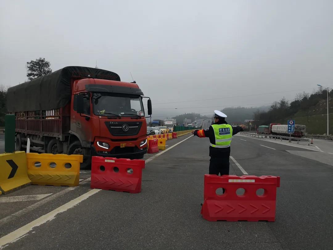 昆明下雪了，这些路段易结冰起雾！有你常走的吗？（警方供图）