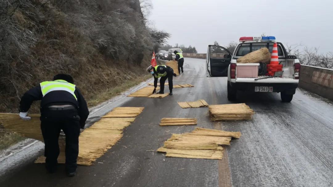 昆明下雪了，这些路段易结冰起雾！有你常走的吗？（警方供图）