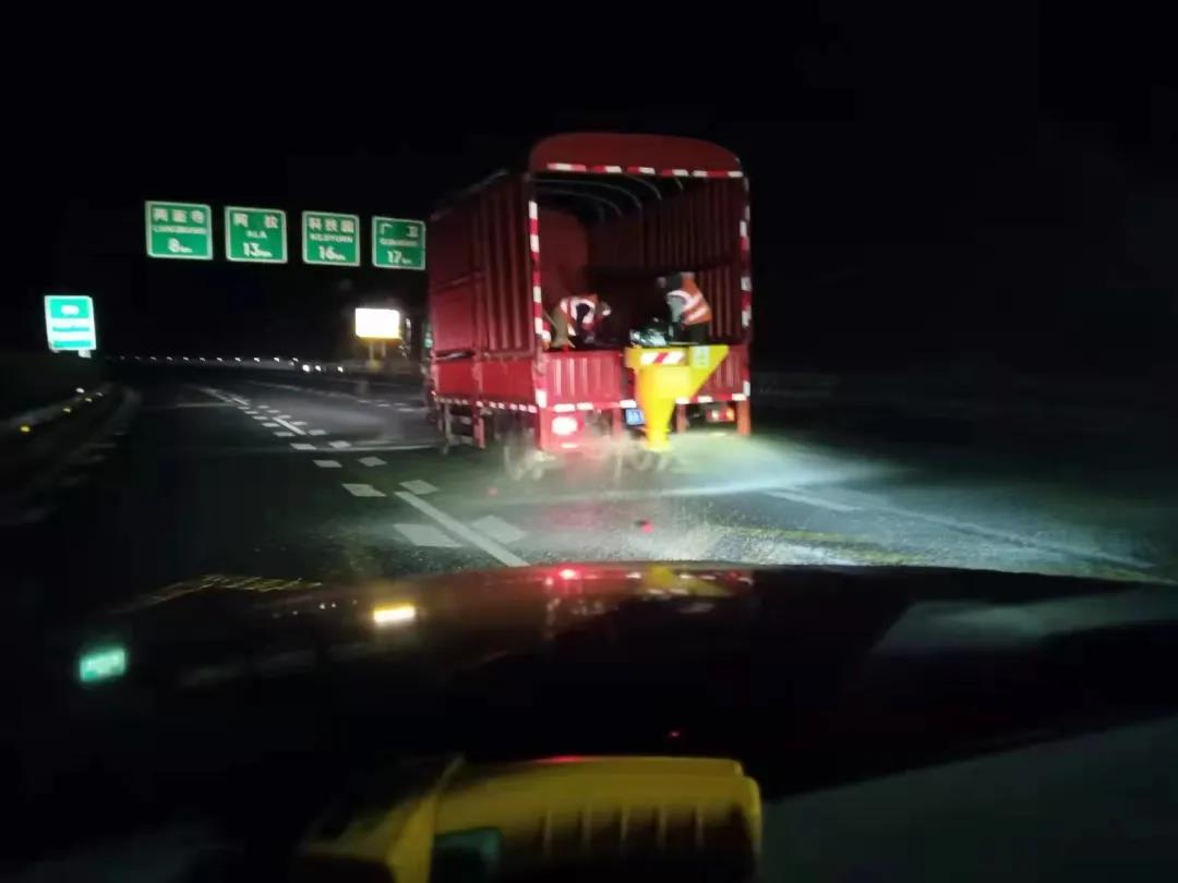 昆明下雪了，这些路段易结冰起雾！有你常走的吗？（警方供图）