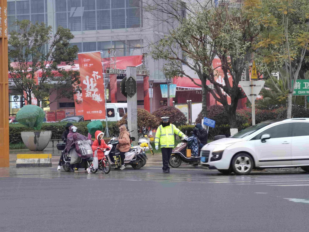 昆明主城下雪，市民唱《冰雪奇缘》主题歌 马雯