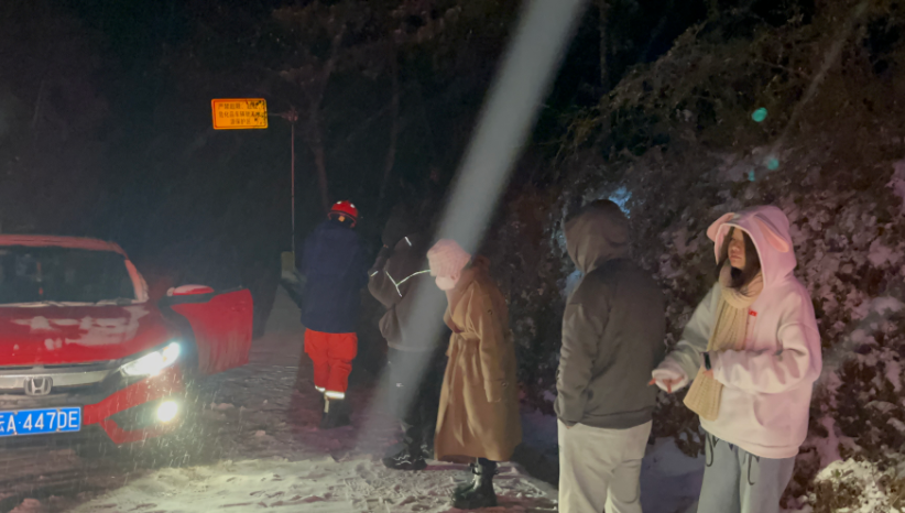 持续降雪4人被困 消防连夜救援转(昆明消防救援支队供图)