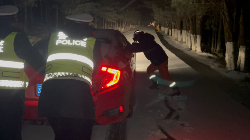 持续降雪4人被困 消防连夜救援转(昆明消防救援支队供图)