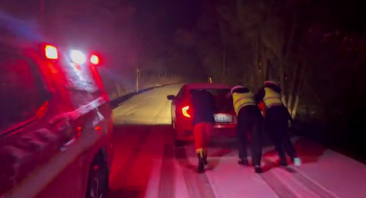 持续降雪4人被困 消防连夜救援转(昆明消防救援支队供图)