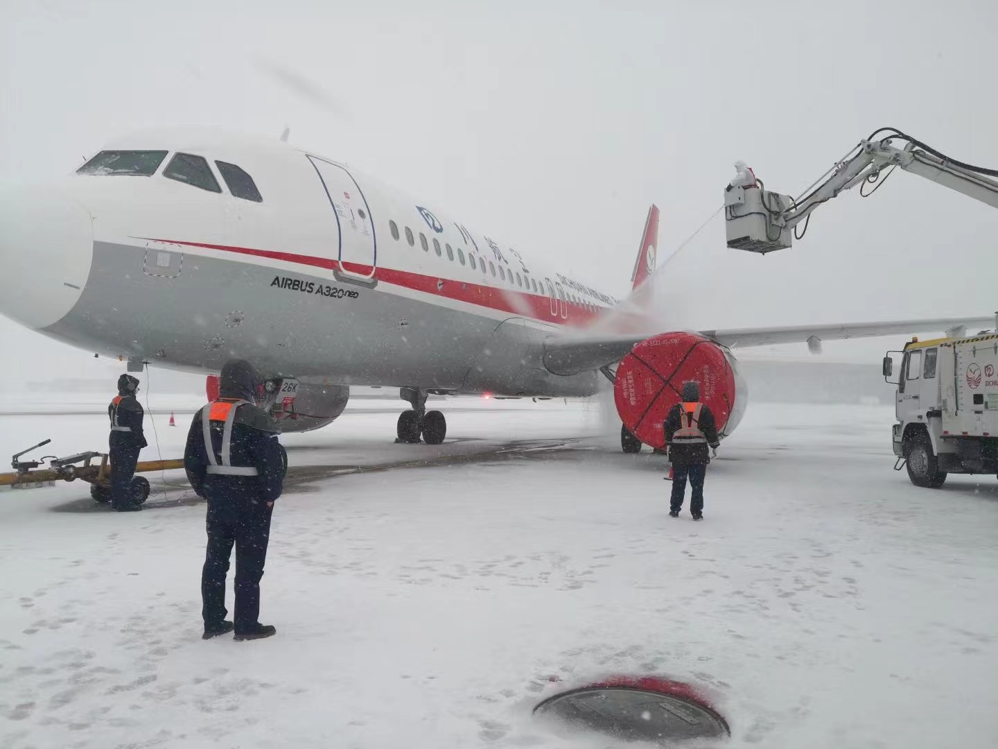 昆明机场部分航班因下雪有所延误 今天出发的旅客请提前与航空公司咨询航班详情（供图）