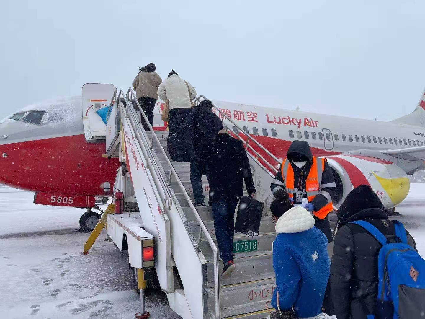 昆明机场部分航班因下雪有所延误 今天出发的旅客请提前与航空公司咨询航班详情（供图）