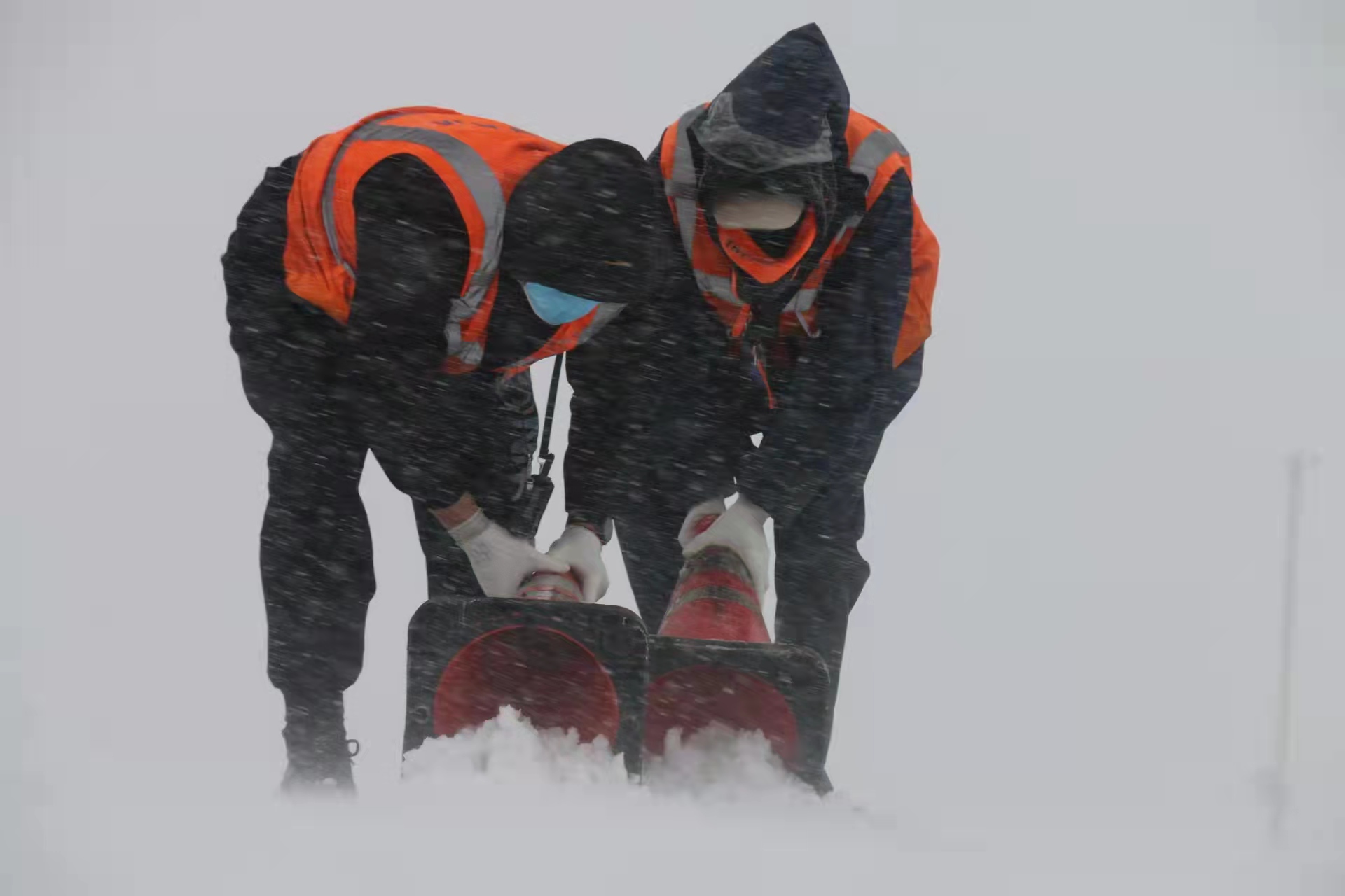 昆明机场高速开展除冰雪行动
