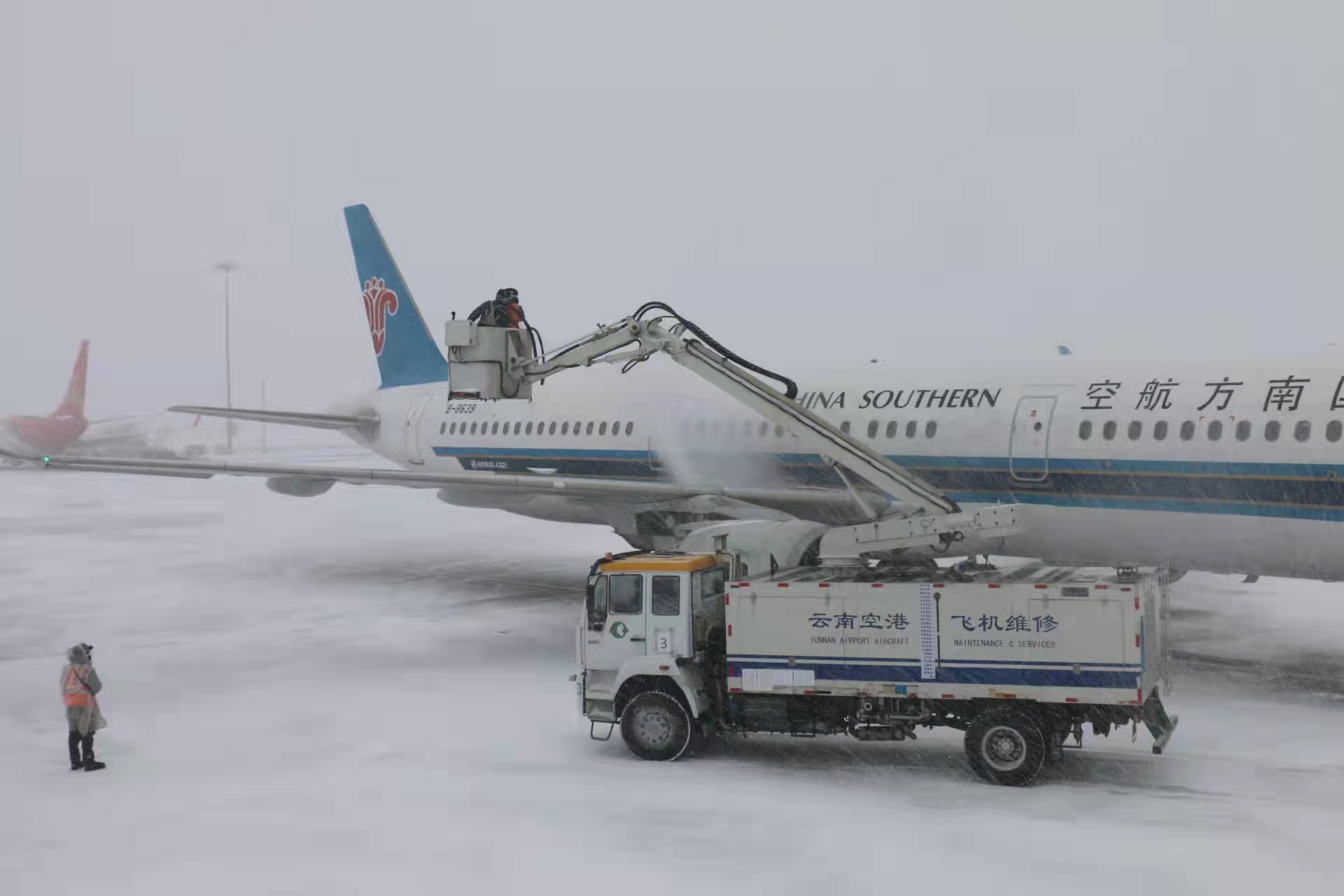 昆明机场高速开展除冰雪行动