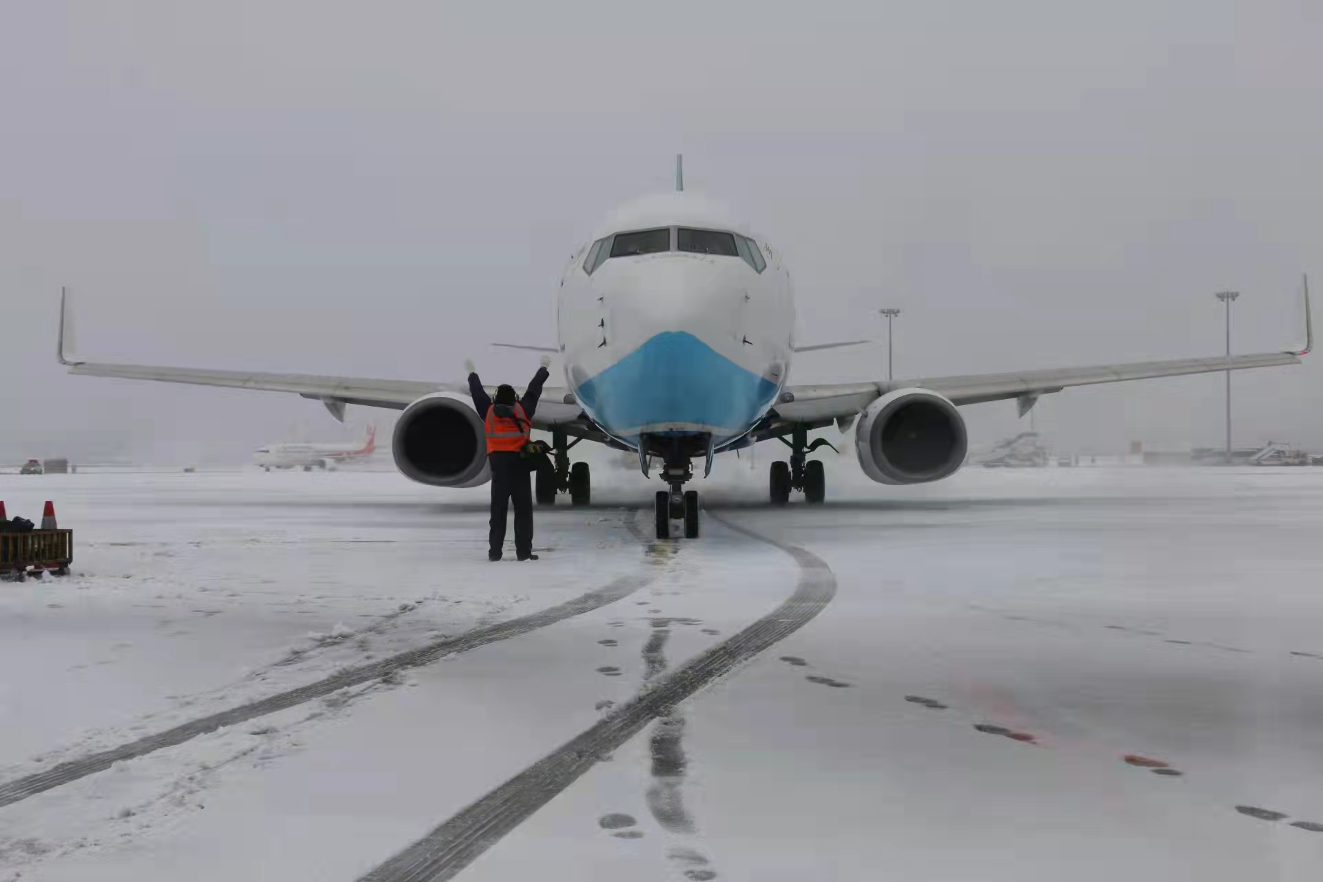 昆明机场高速开展除冰雪行动