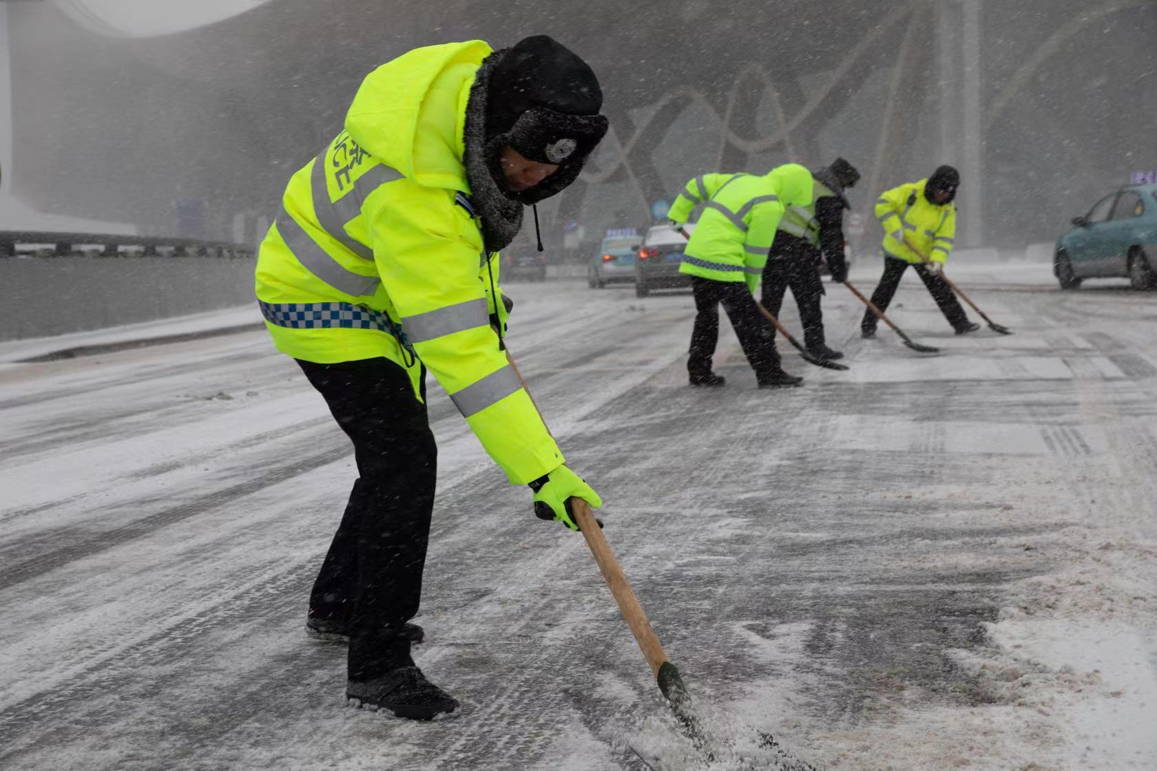 昆明机场高速开展除冰雪行动