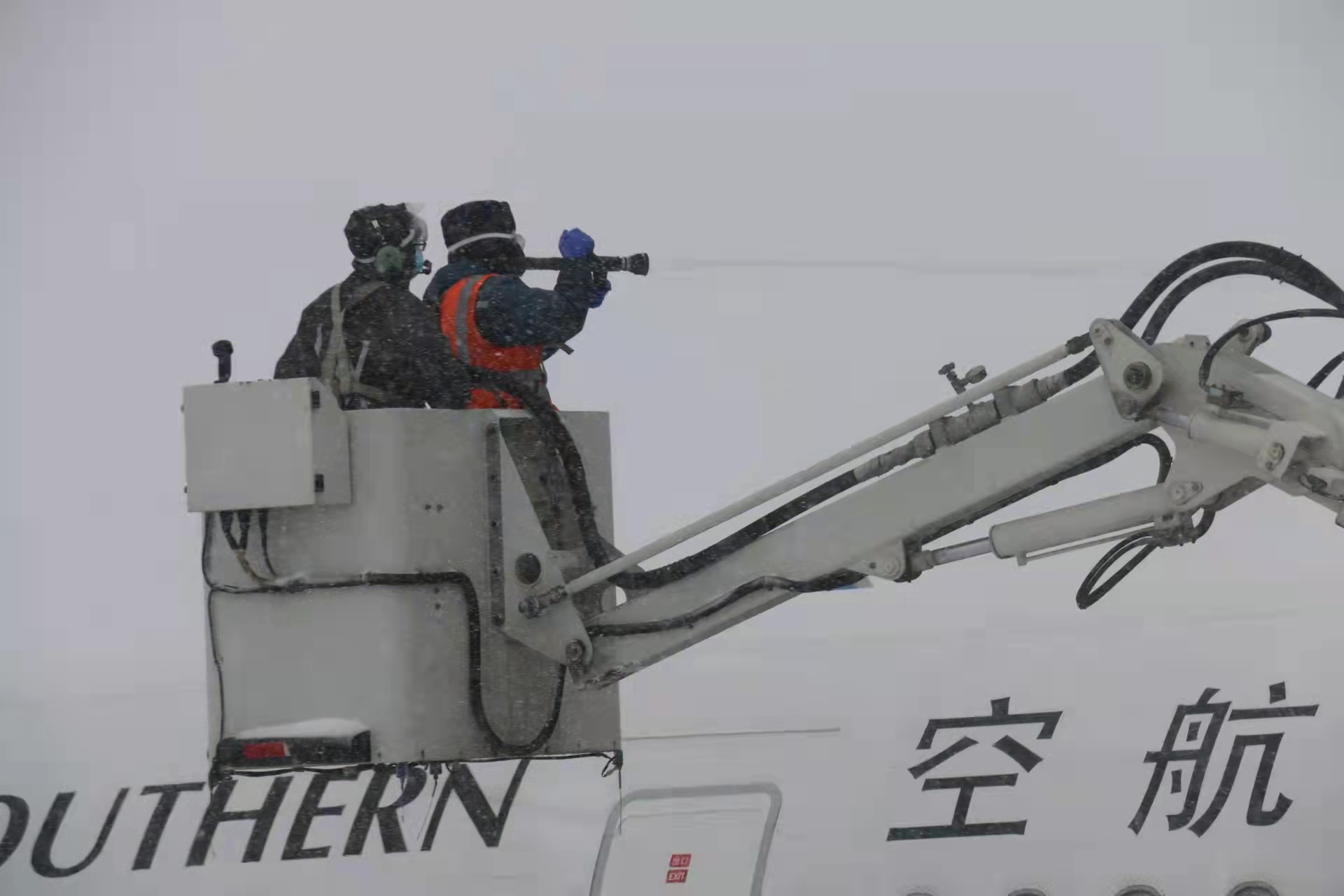 昆明机场高速开展除冰雪行动