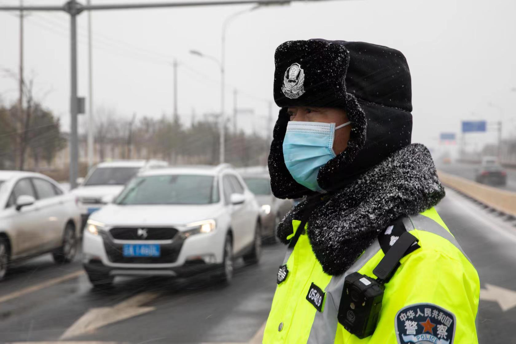 昆明机场高速开展除冰雪行动