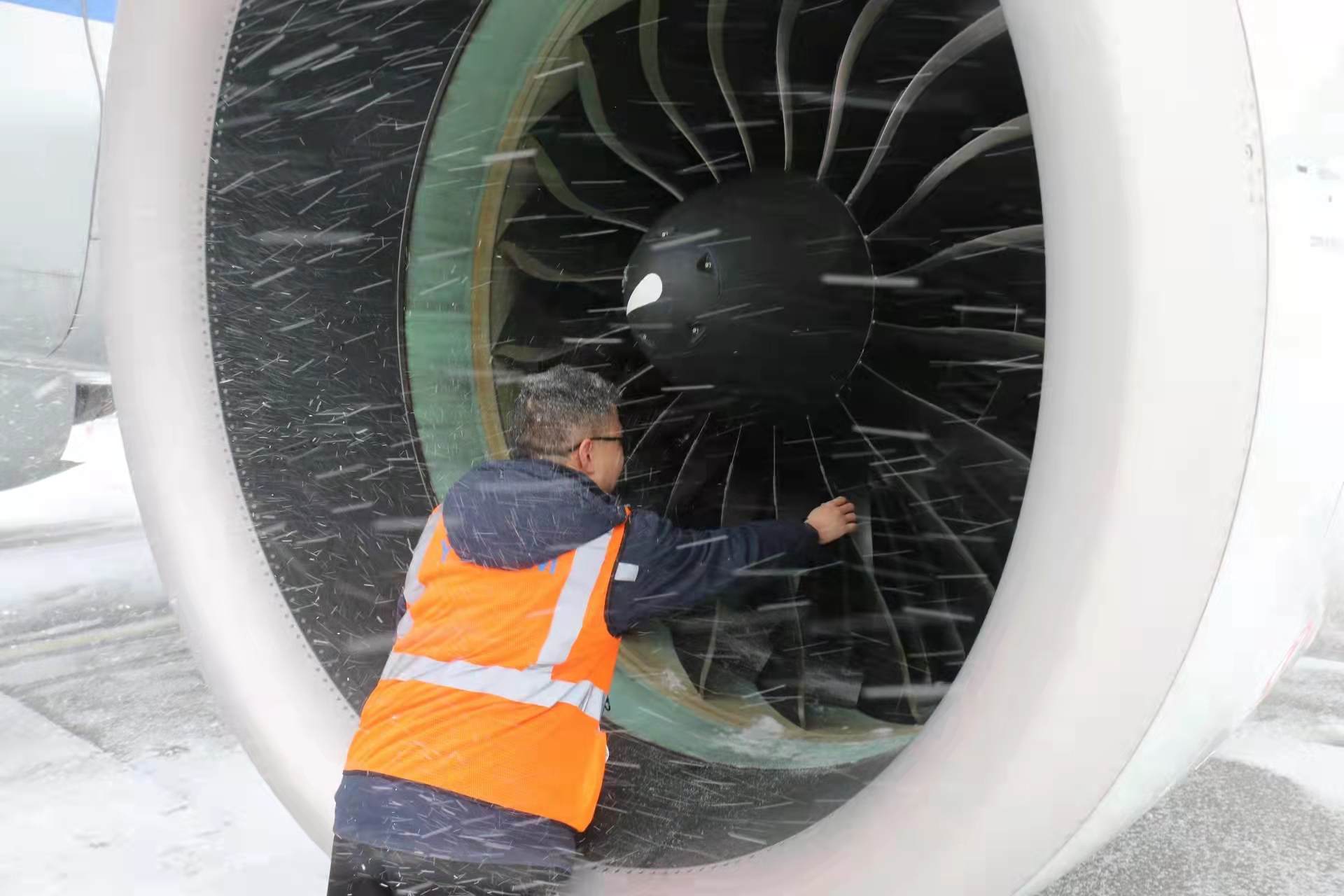 昆明机场高速开展除冰雪行动