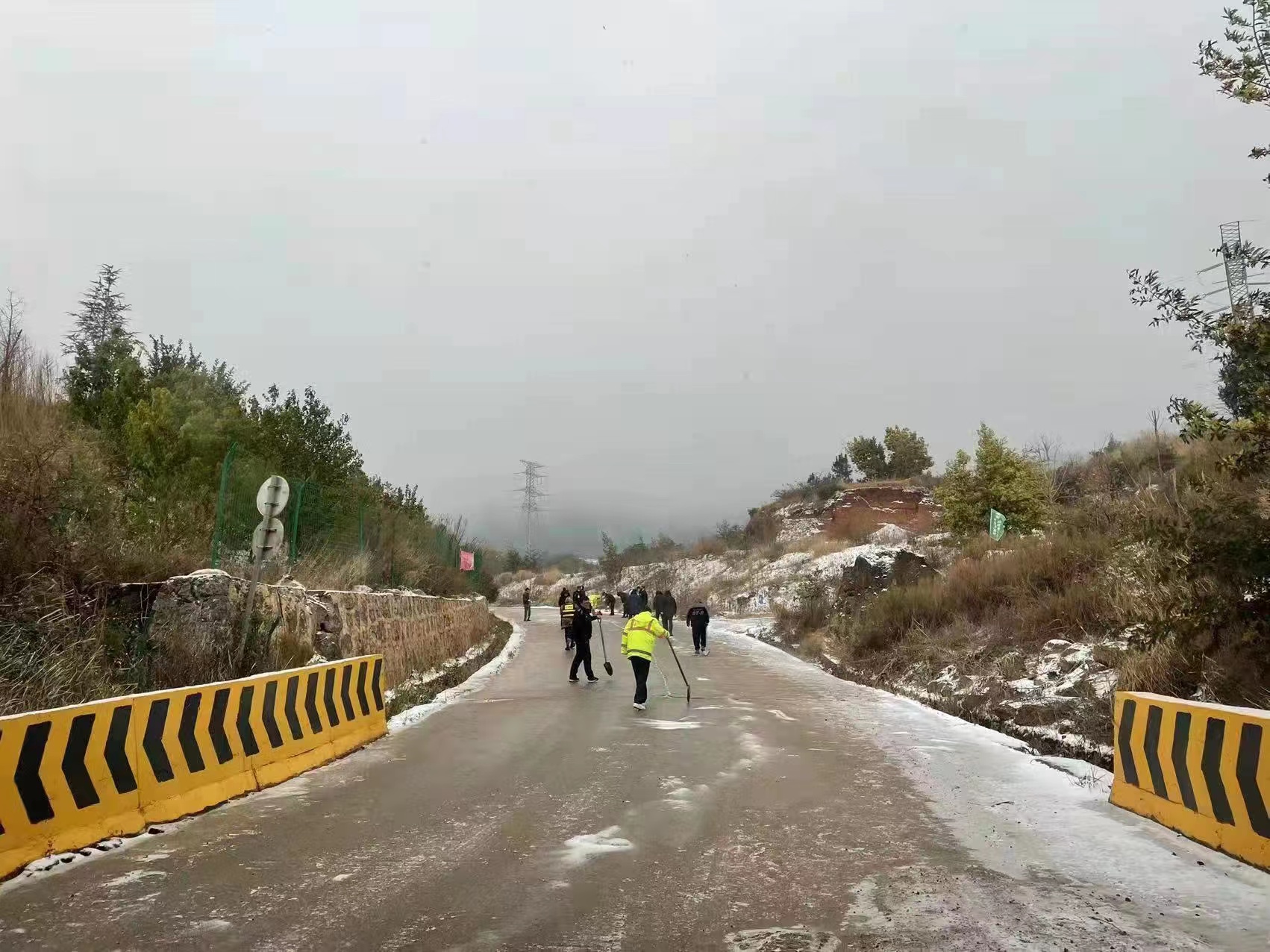 呈贡区全力保障雪天道路安全（开屏新闻记者 闵楠 通讯员 王堇沫 摄）