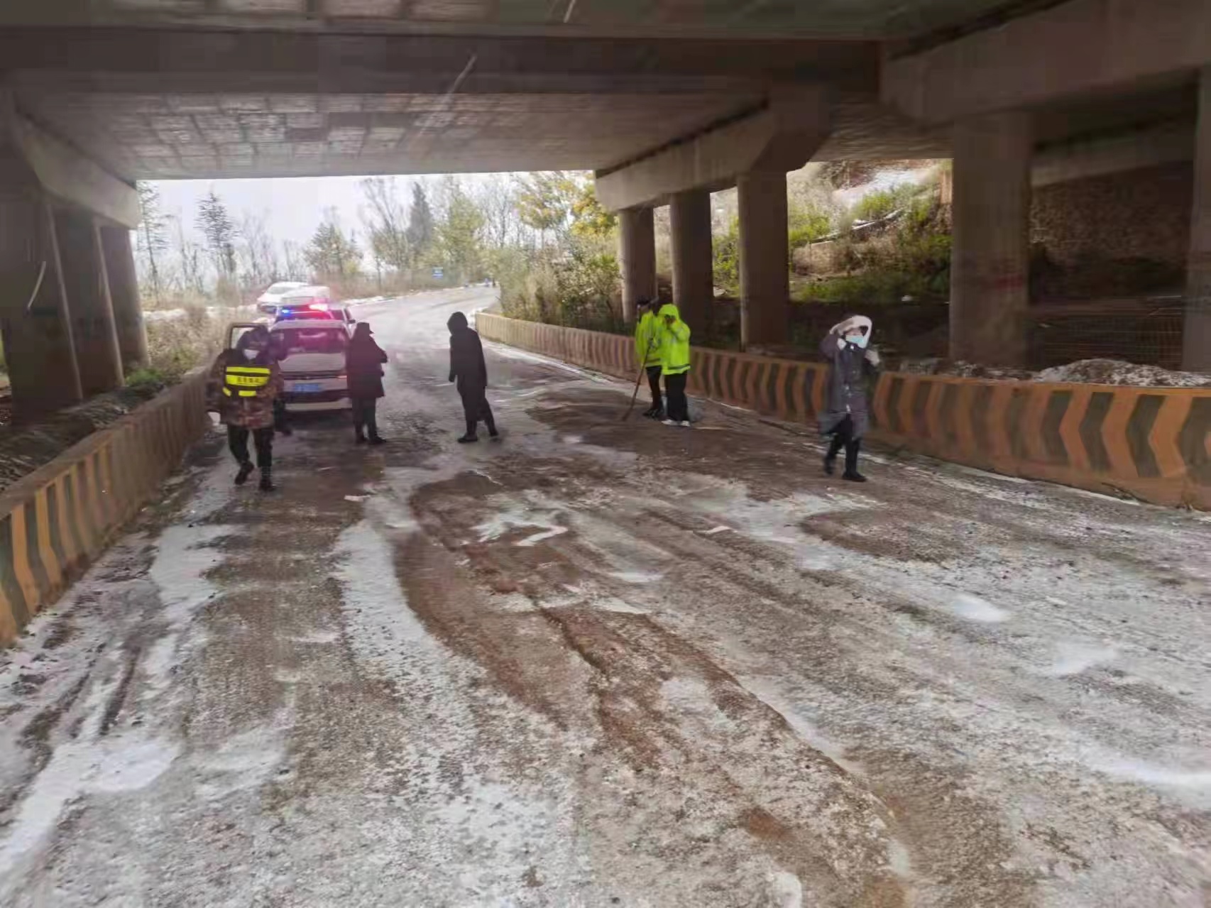 呈贡区全力保障雪天道路安全（开屏新闻记者 闵楠 通讯员 王堇沫 摄）