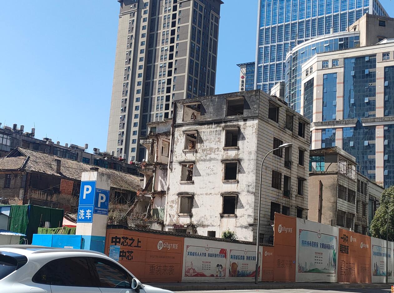 烂尾楼（开屏新闻记者 颜媛 摄）