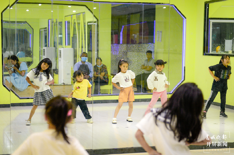 昆明小学推迟上学时间！孩子们的课后作业少了，校外培训班也少了 春城晚报-开屏新闻记者 龙宇丹摄