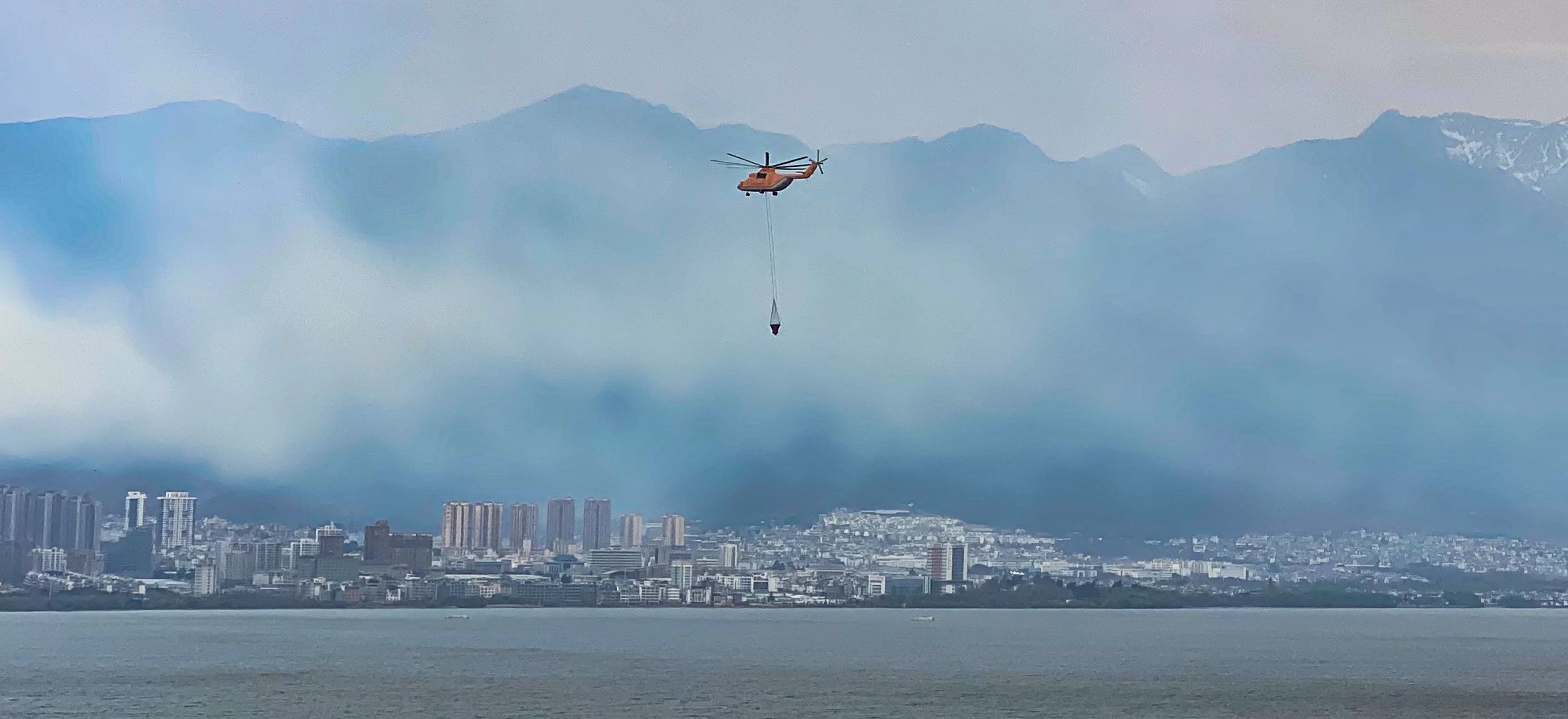 突发！大理市苍山林区发生火灾（杨林彬 摄）