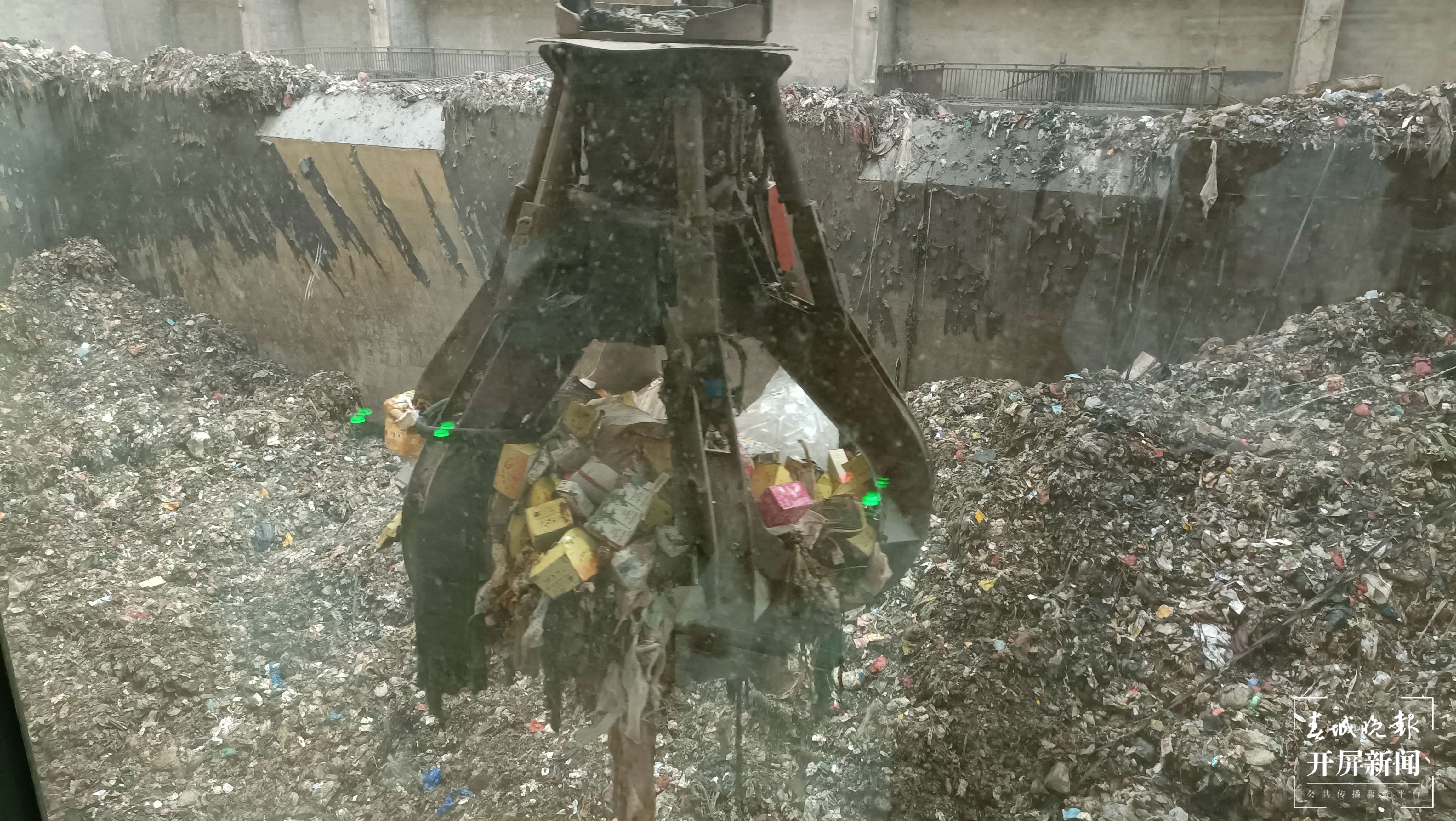 玉溪集中销毁5吨假冒伪劣商品（开屏新闻记者 李春丽 摄）