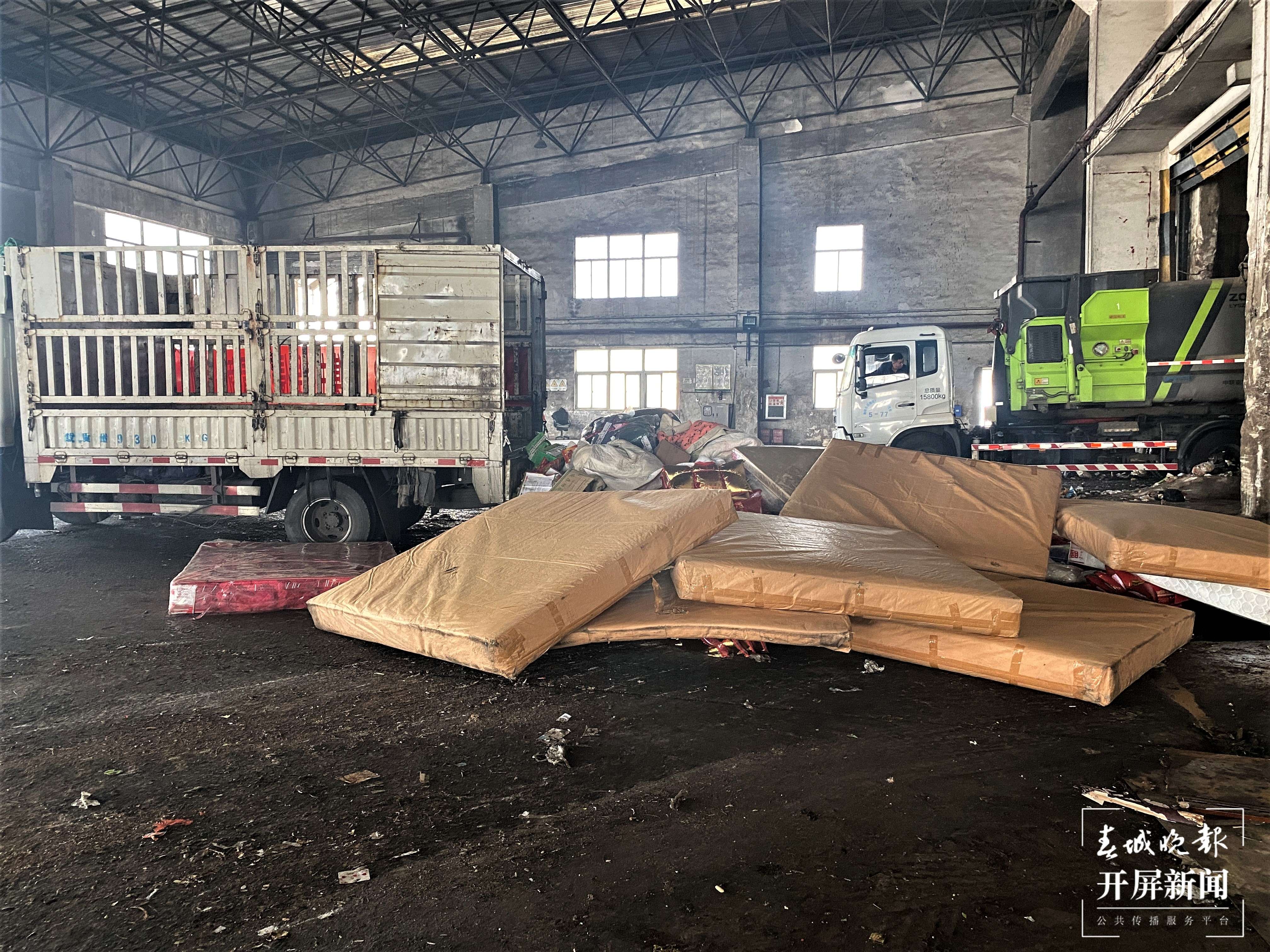 曲靖市集中销毁货值50万元假冒伪劣商品（开屏新闻记者 蒋琼波 摄）