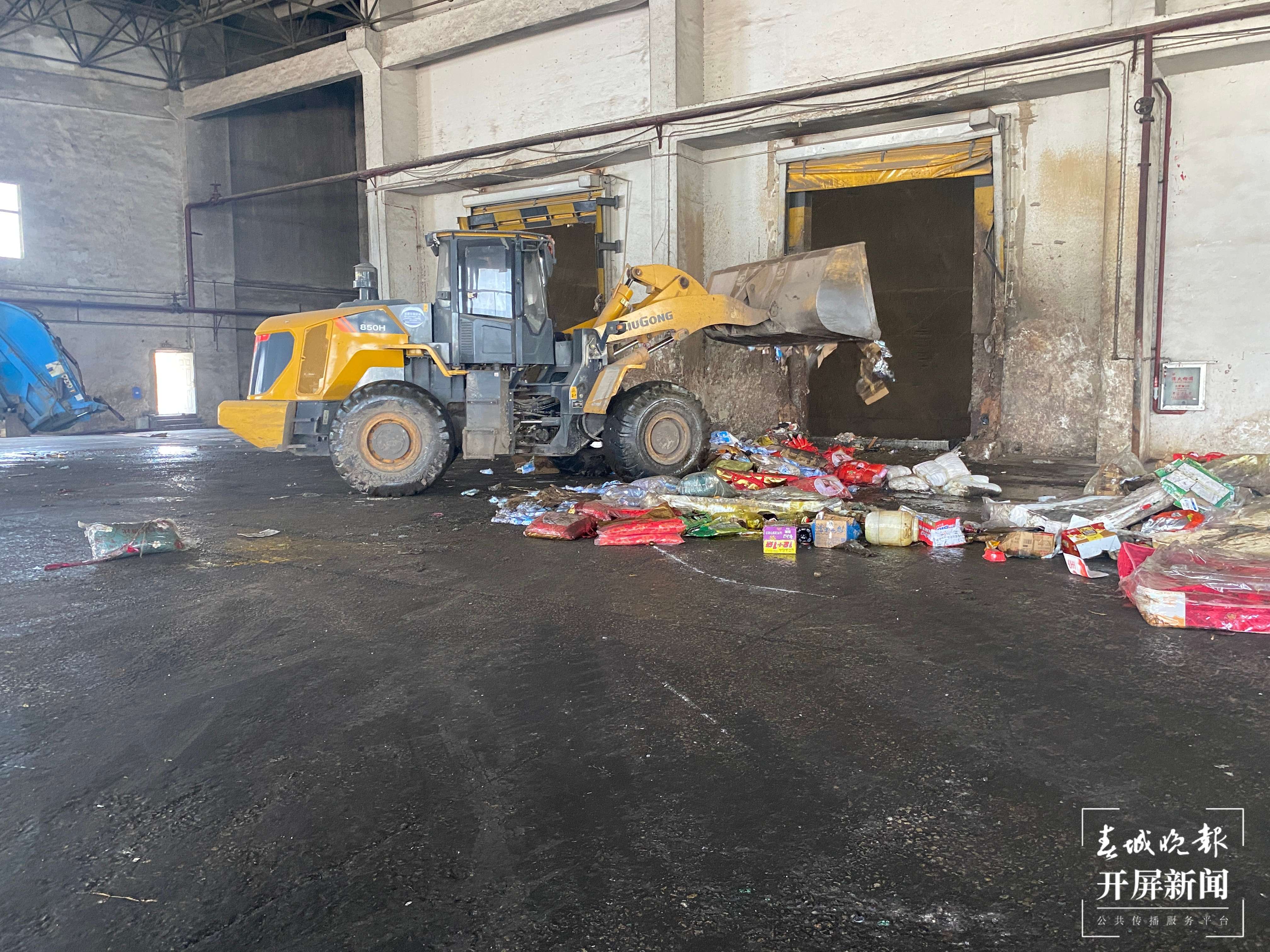 曲靖市集中销毁货值50万元假冒伪劣商品（开屏新闻记者 蒋琼波 摄）