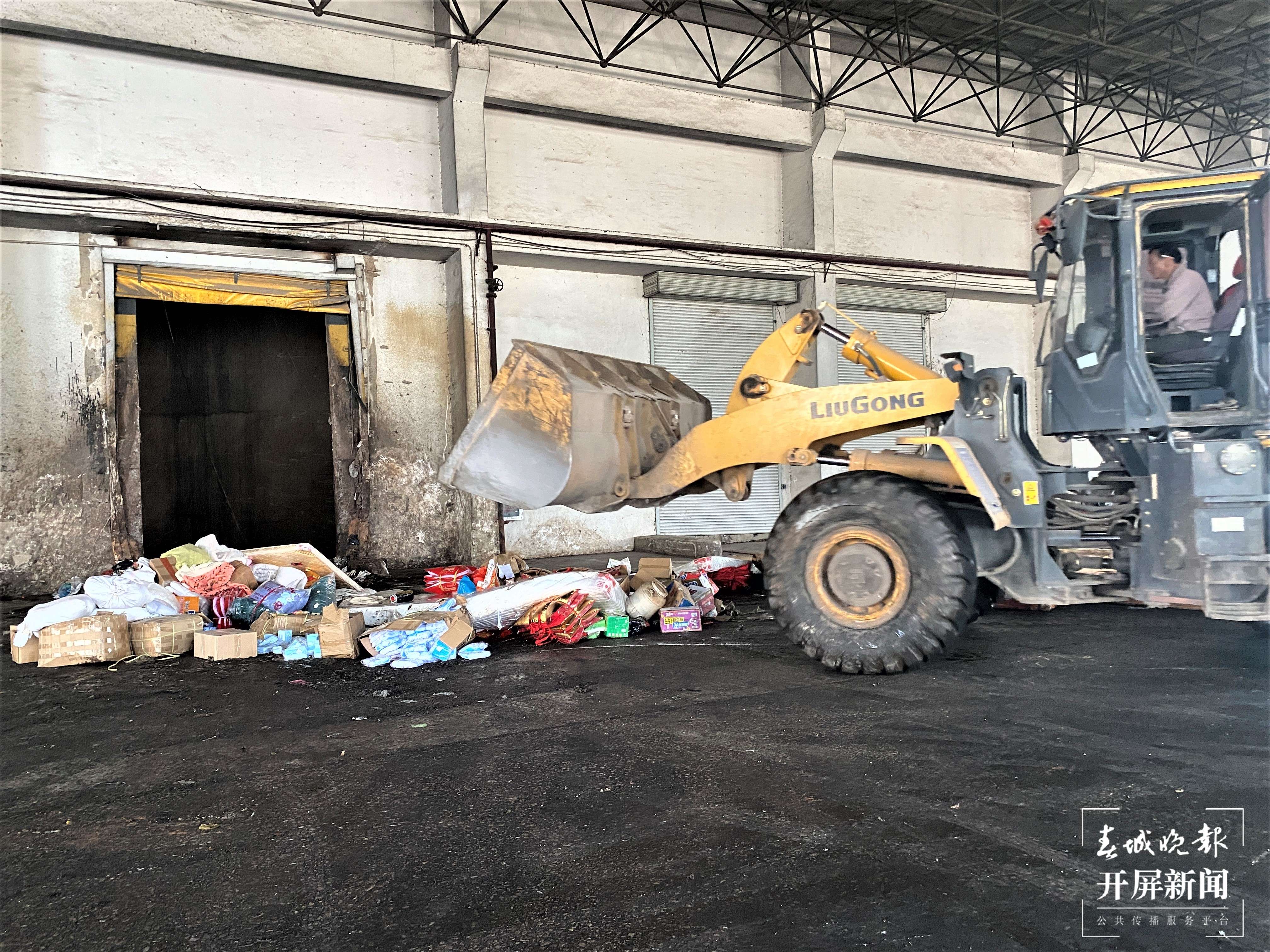 曲靖市集中销毁货值50万元假冒伪劣商品（开屏新闻记者 蒋琼波 摄）