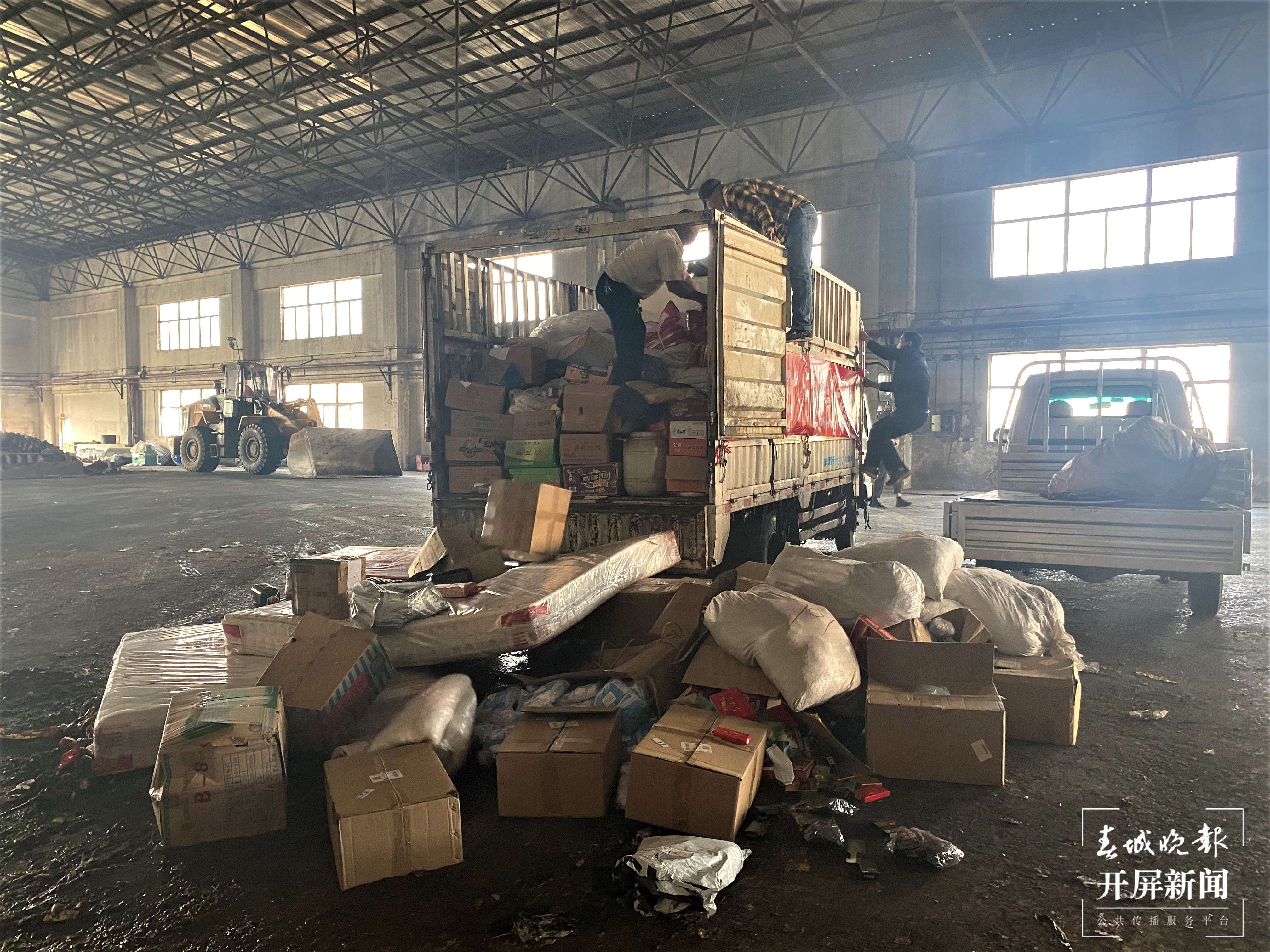 曲靖市集中销毁货值50万元假冒伪劣商品（开屏新闻记者 蒋琼波 摄）