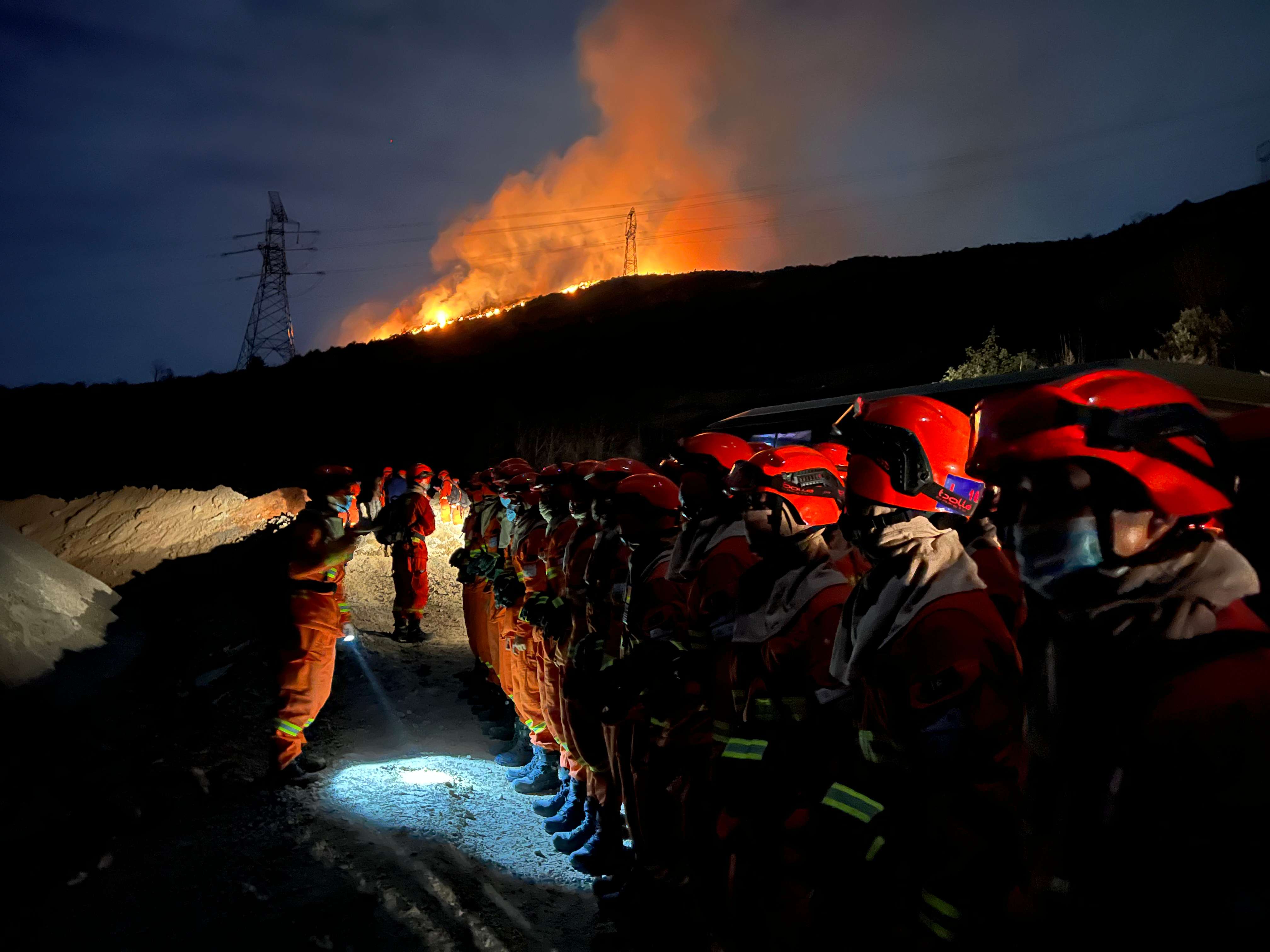 昆明市森林消防支队星夜驰援，整夜未休扑救大理市凤仪镇富成村森林火灾！（）