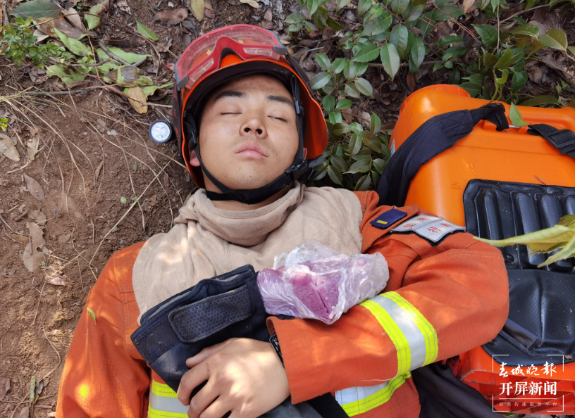 消防员通宵救火后迎短暂休息，手拿面包来不及吃已睡着1.png