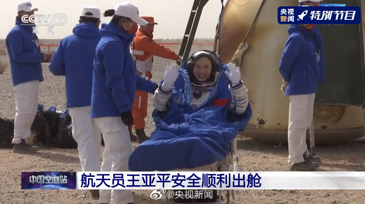 航天员王亚平安全顺利出舱2.jpg