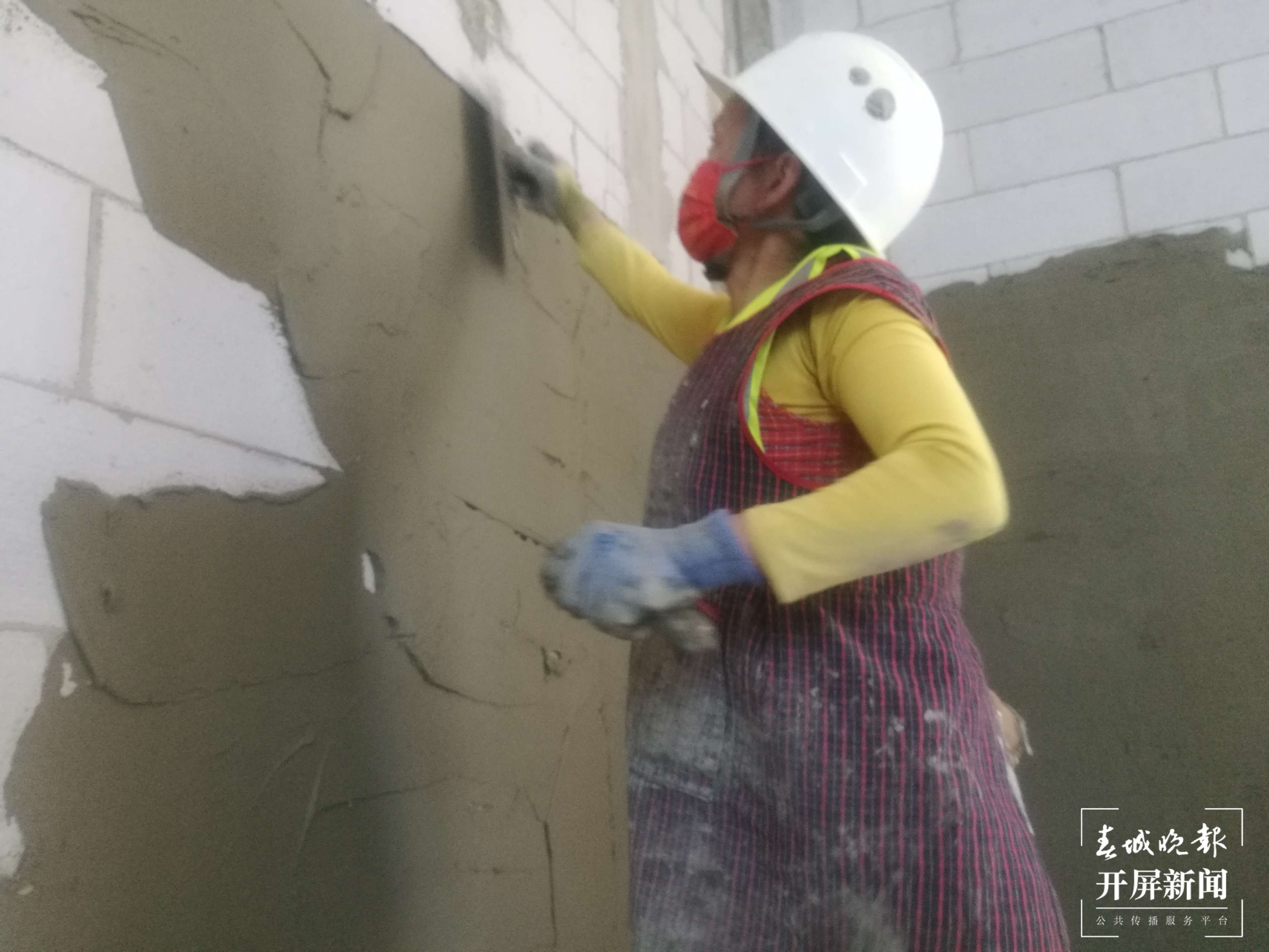 走进昆明建筑工地上的“女汉子”(开屏新闻记者 夏体雷 摄)