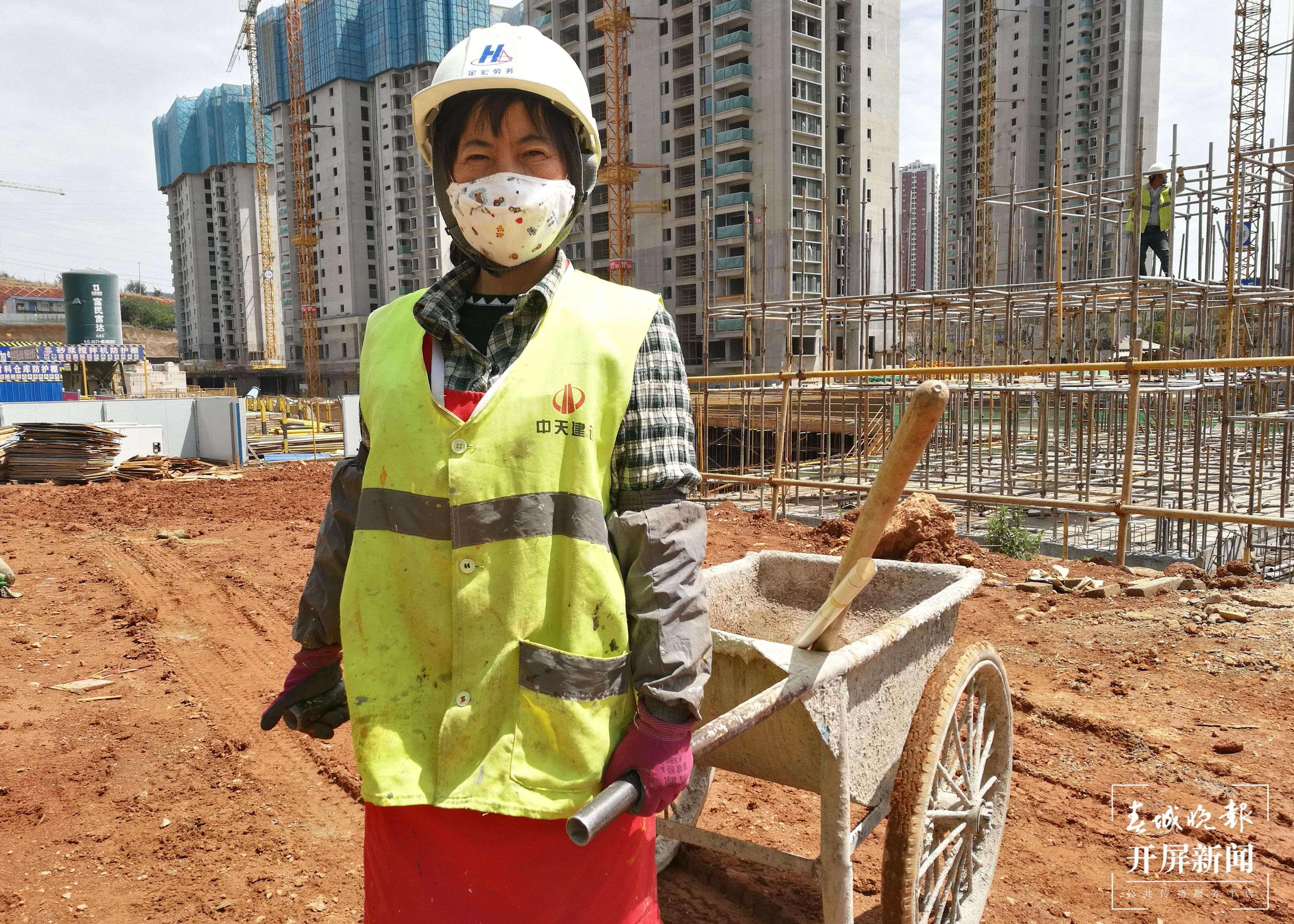 走进昆明建筑工地上的“女汉子”(开屏新闻记者 夏体雷 摄)