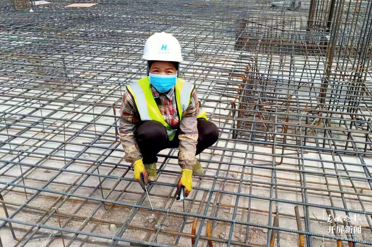 走进昆明建筑工地上的“女汉子”(开屏新闻记者 夏体雷 摄)