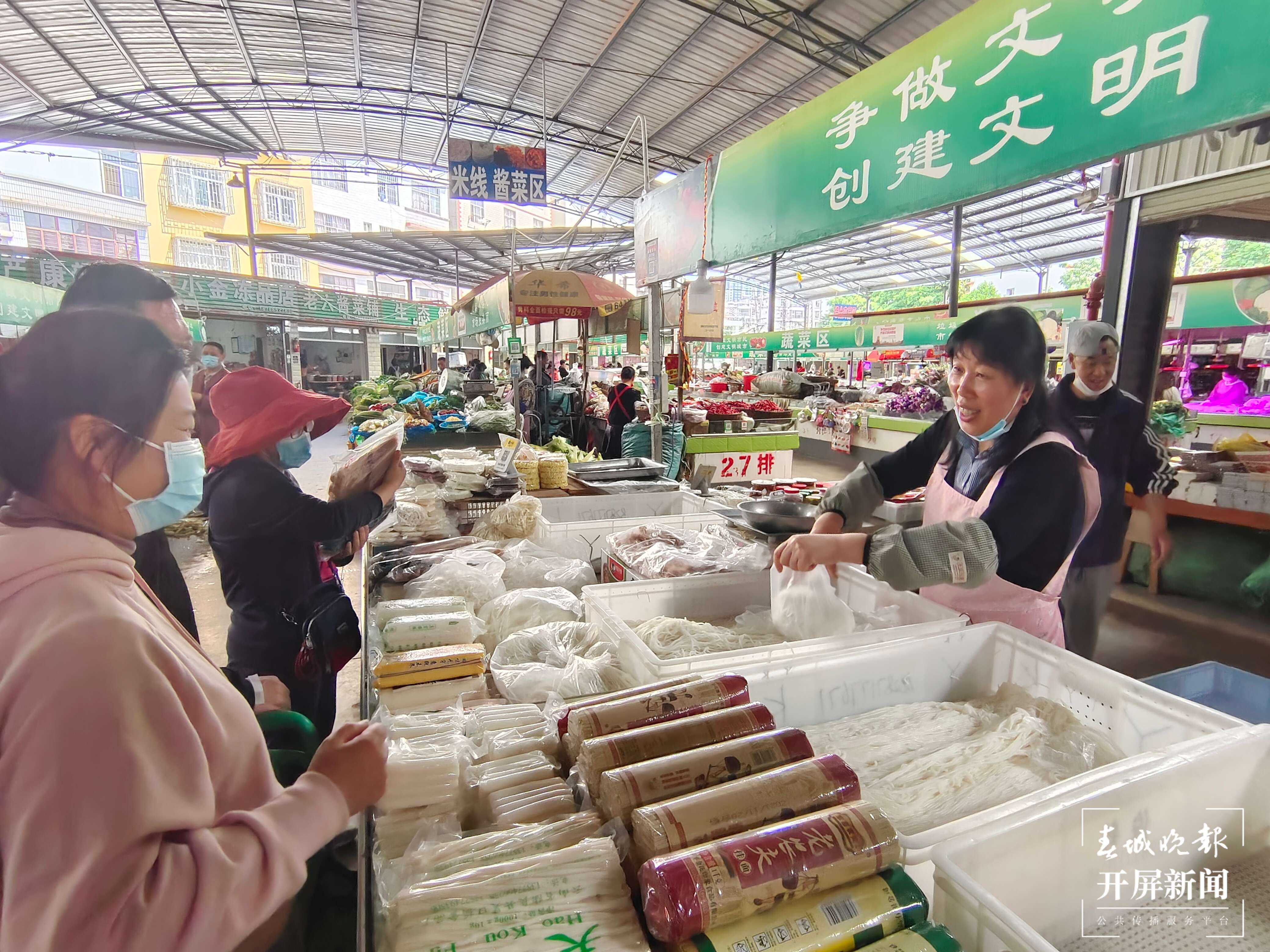 聚焦基层劳动者｜藏在农贸市场里的烟火人生（开屏新闻记者 夏体雷 摄）