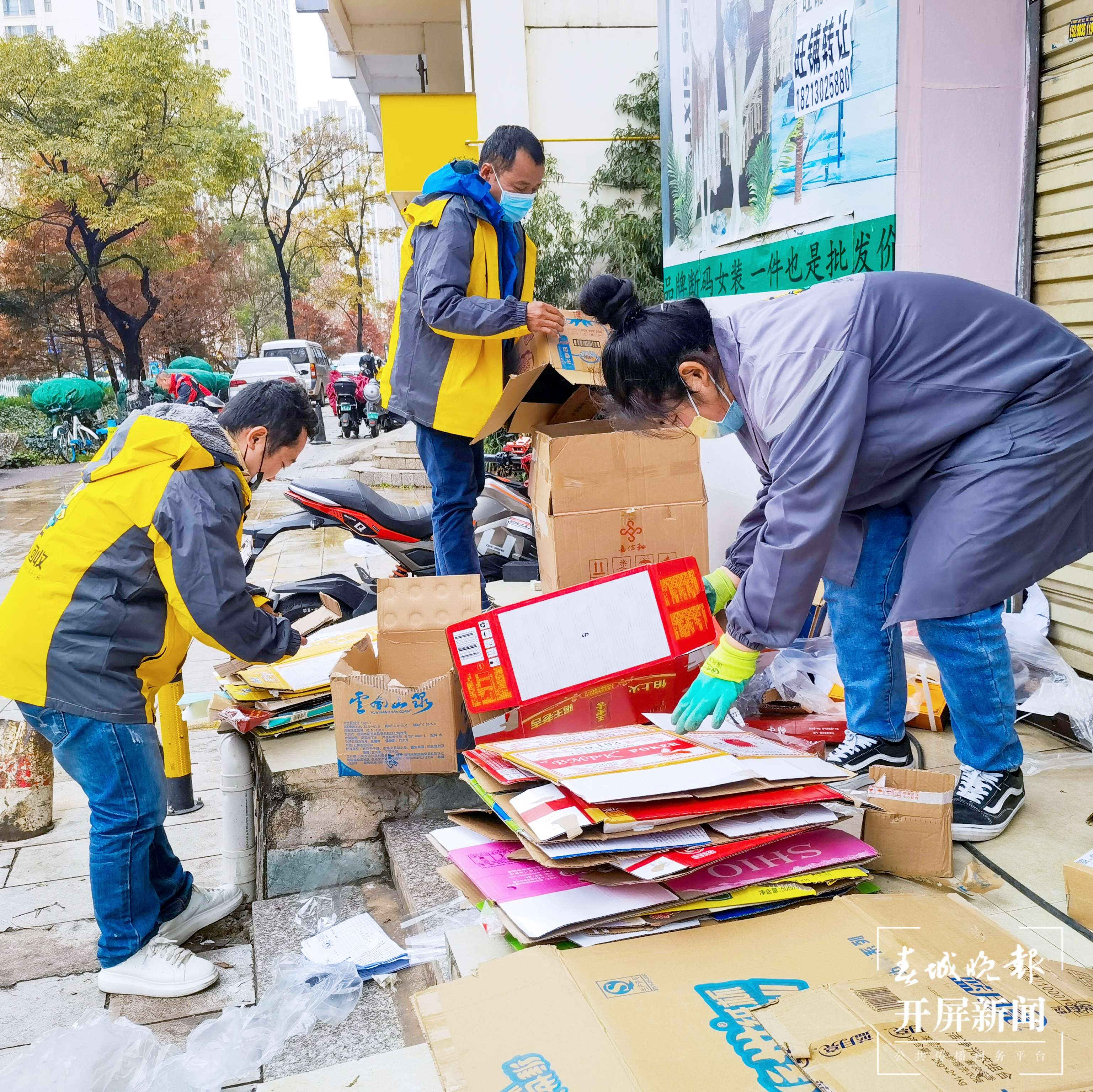 “聚焦基层劳动者之美”系列报道之三：走街串巷的废品回收人 夏体雷 摄